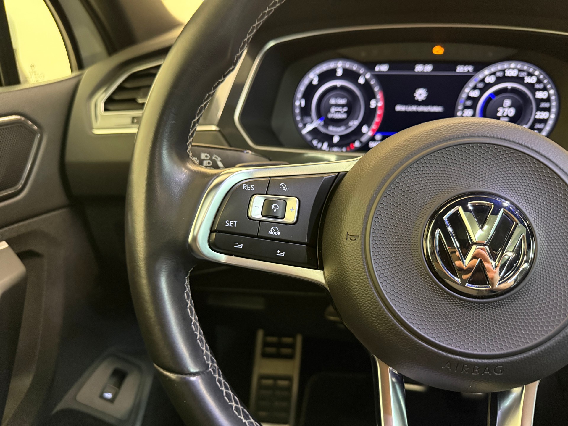 VW Tiguan 2.0 TDI SCR R-Line 4Motion DSG-image-17