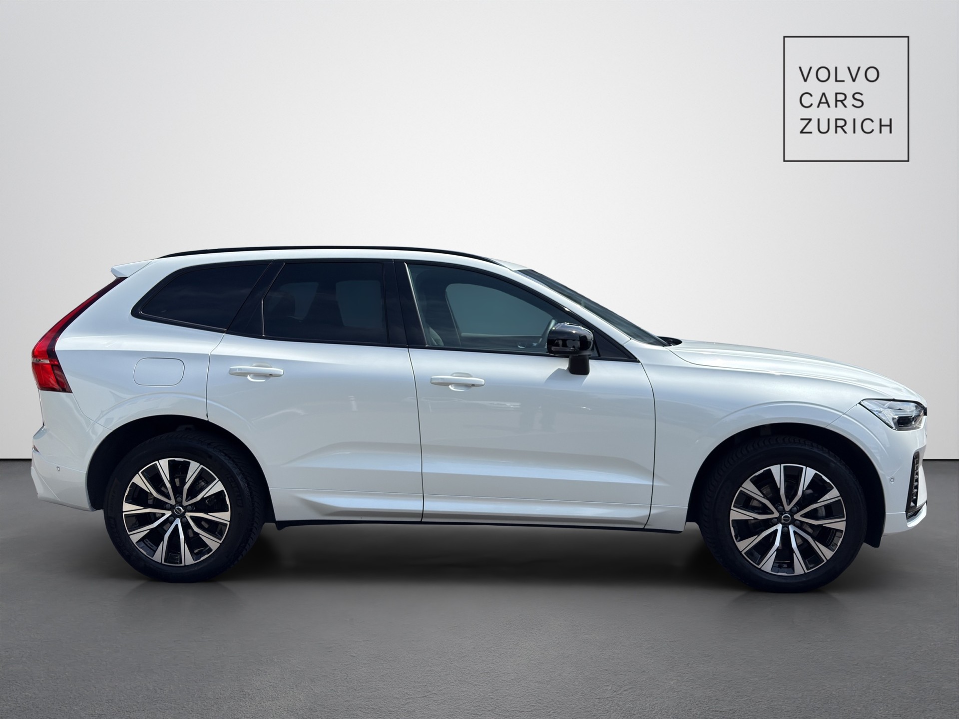 VOLVO XC60 2.0 B5 MH Plus Dark AWD-image-3