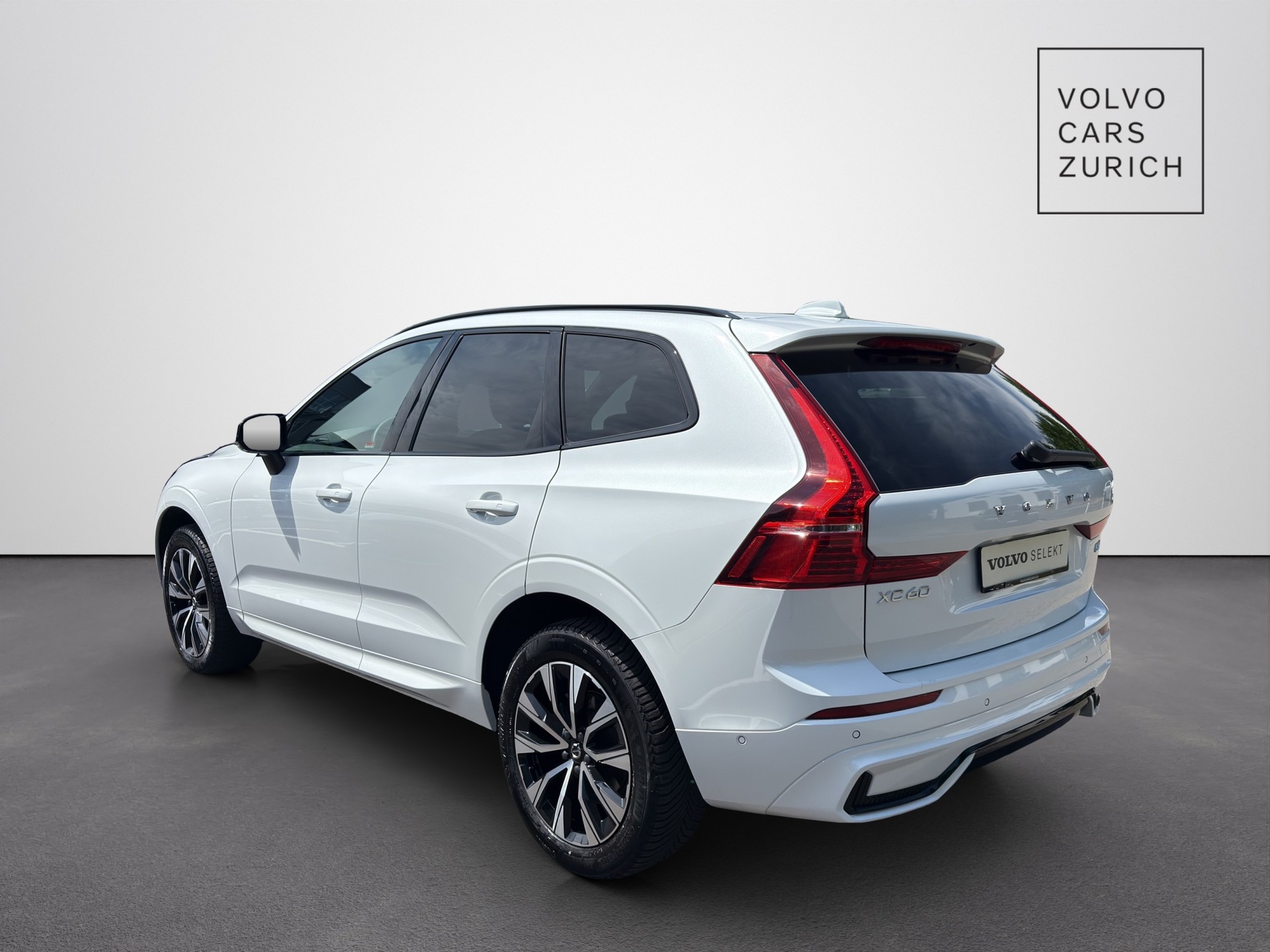 VOLVO XC60 2.0 B5 MH Plus Dark AWD-image-1