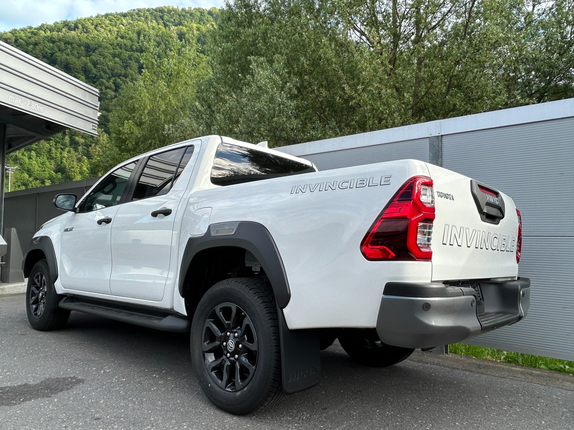TOYOTA Hilux Double Cab.-Pick-up 2.8 D-4D MHEV 204 Invincible-image-3