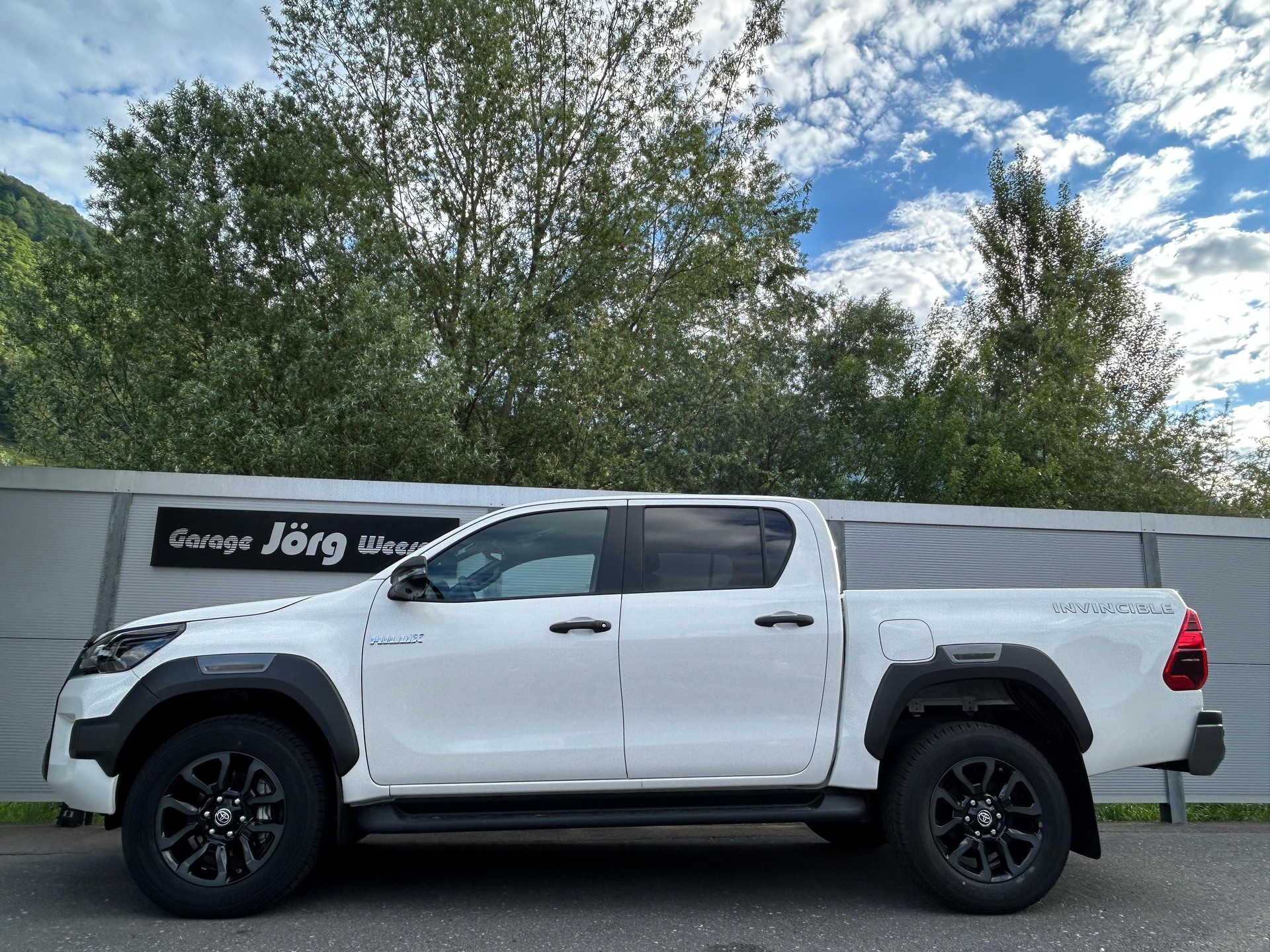 TOYOTA Hilux Double Cab.-Pick-up 2.8 D-4D MHEV 204 Invincible-image-2