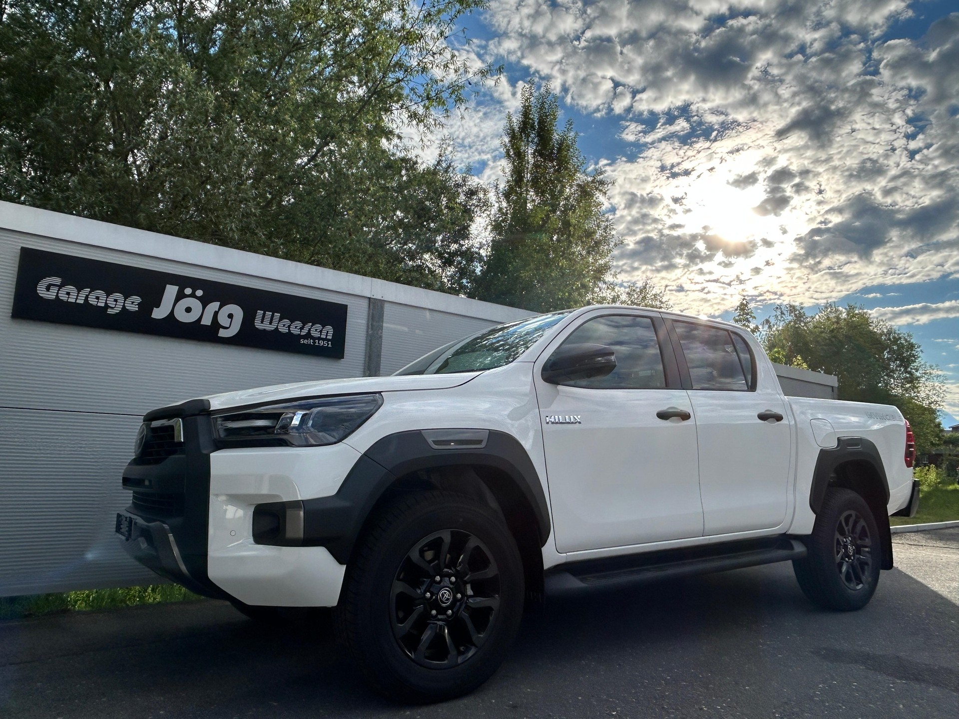 TOYOTA Hilux Double Cab.-Pick-up 2.8 D-4D MHEV 204 Invincible-image-0