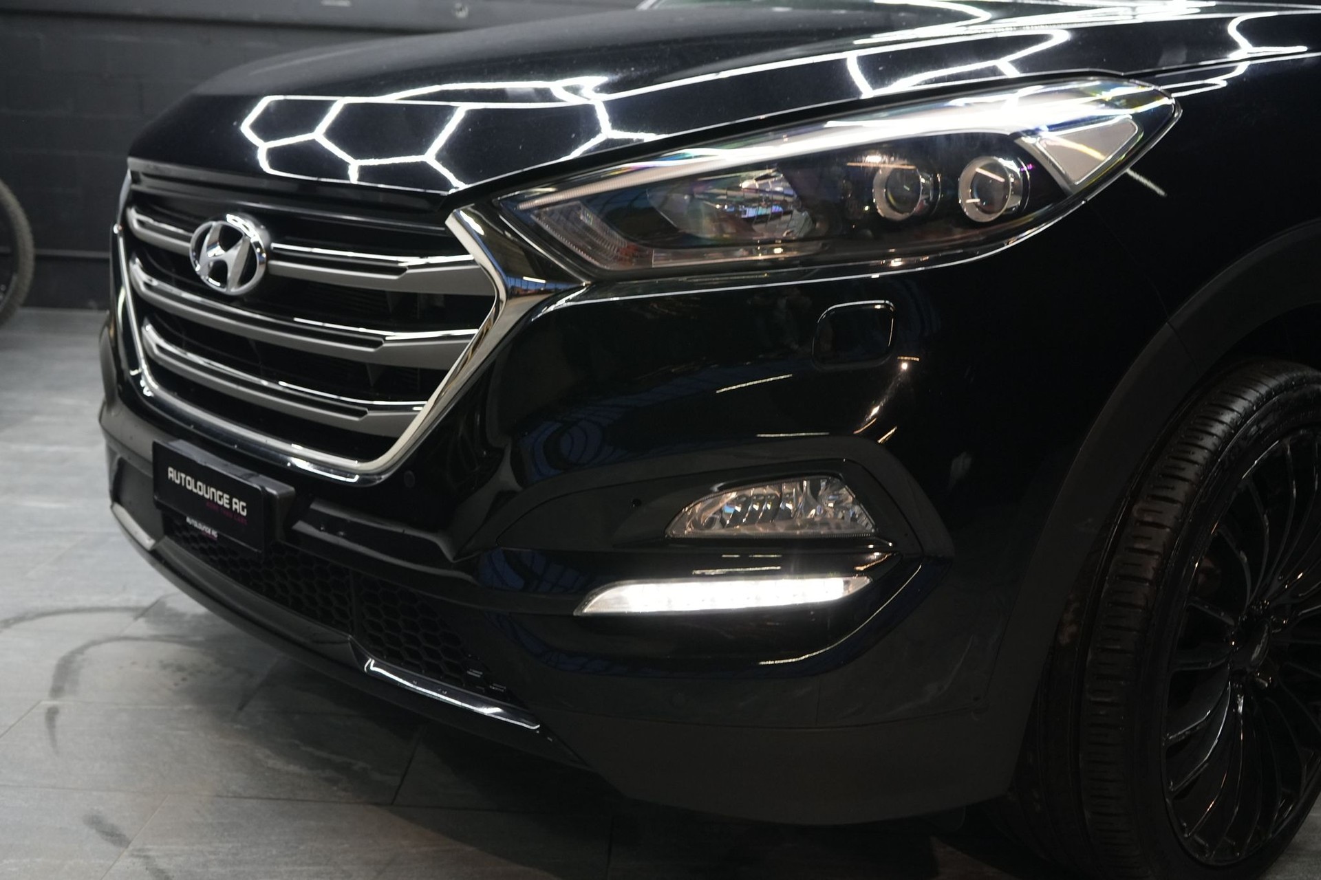 HYUNDAI Tucson 2.0 CRDI Black Edition 4WD Automatic-image-3