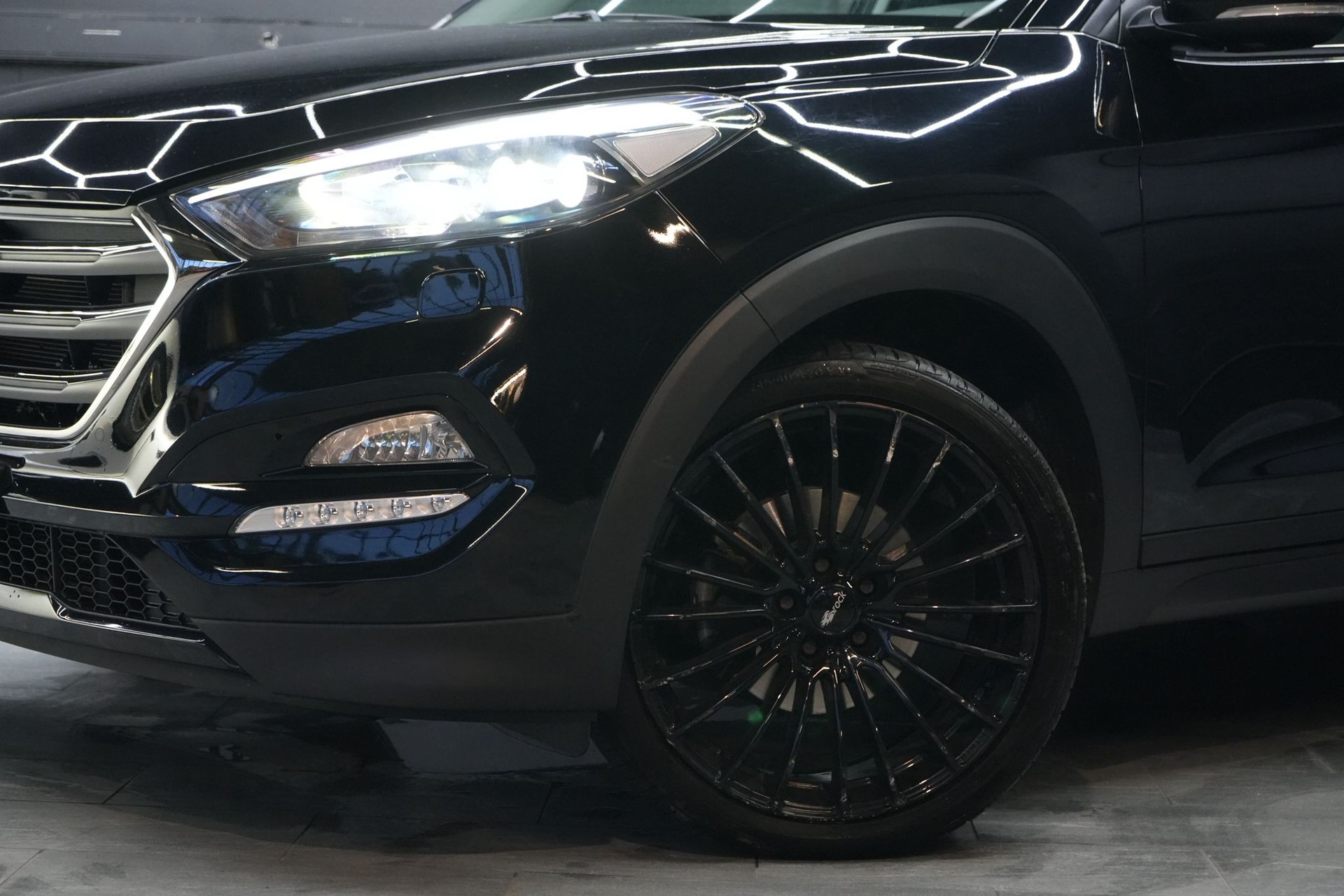 HYUNDAI Tucson 2.0 CRDI Black Edition 4WD Automatic-image-1