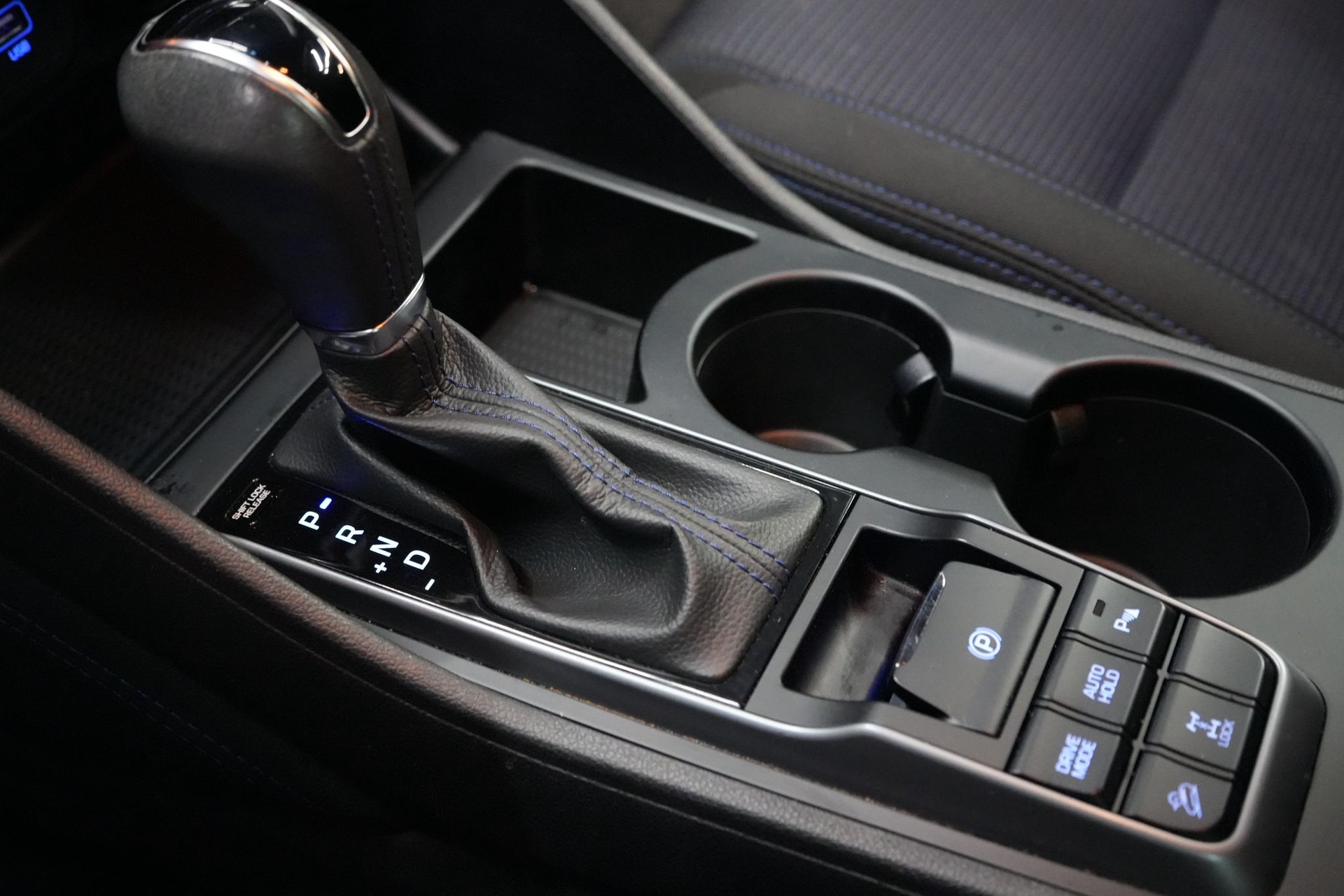 HYUNDAI Tucson 2.0 CRDI Black Edition 4WD Automatic-image-13
