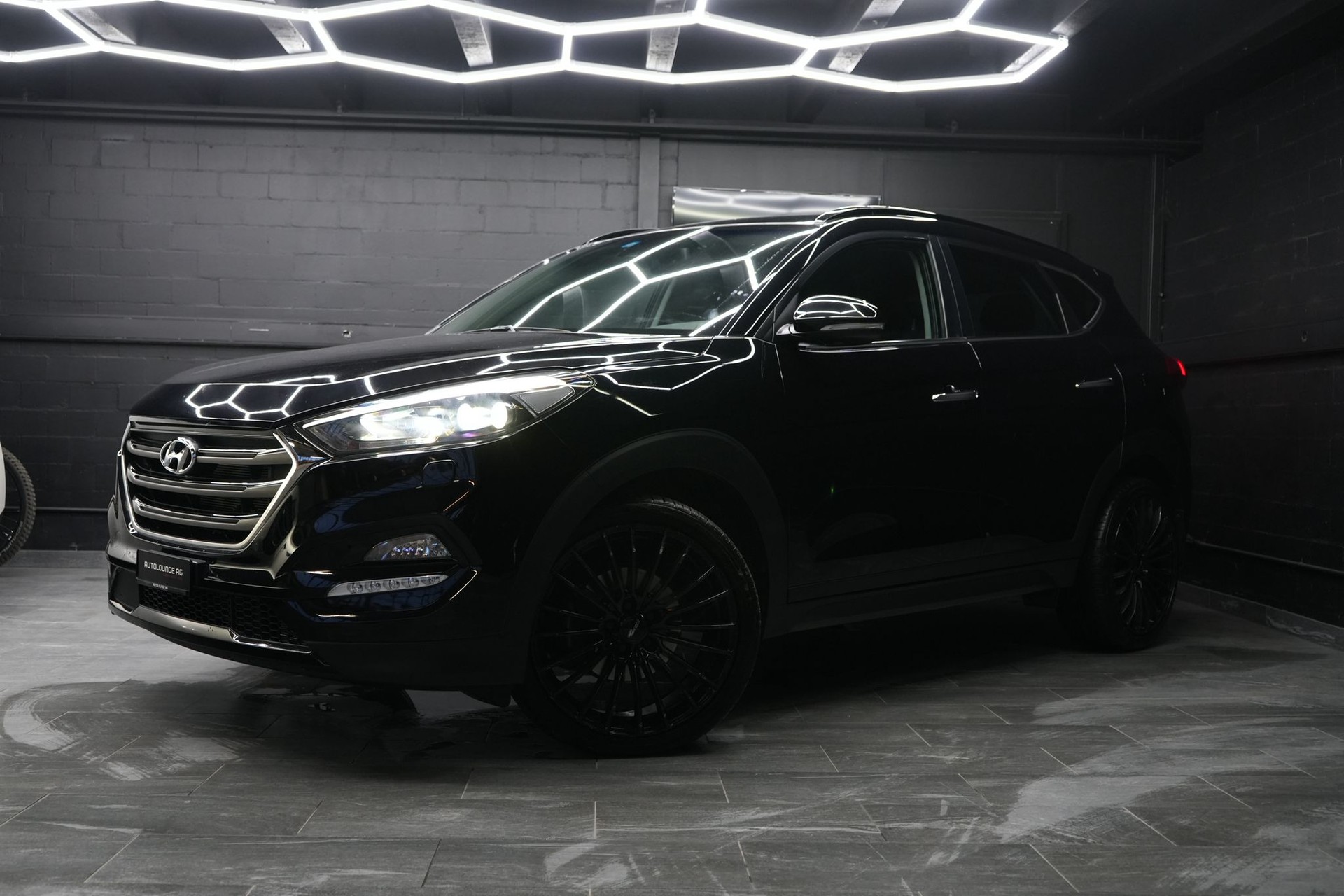 HYUNDAI Tucson 2.0 CRDI Black Edition 4WD Automatic-image-2