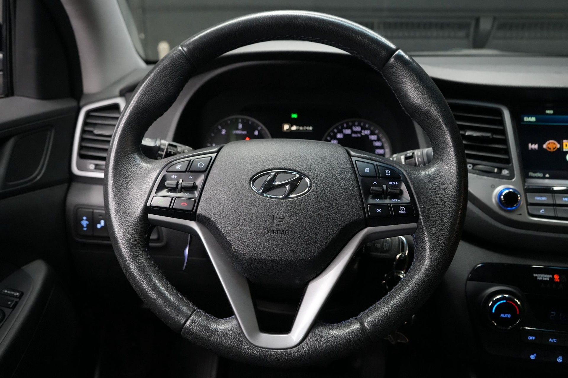 HYUNDAI Tucson 2.0 CRDI Black Edition 4WD Automatic-image-8