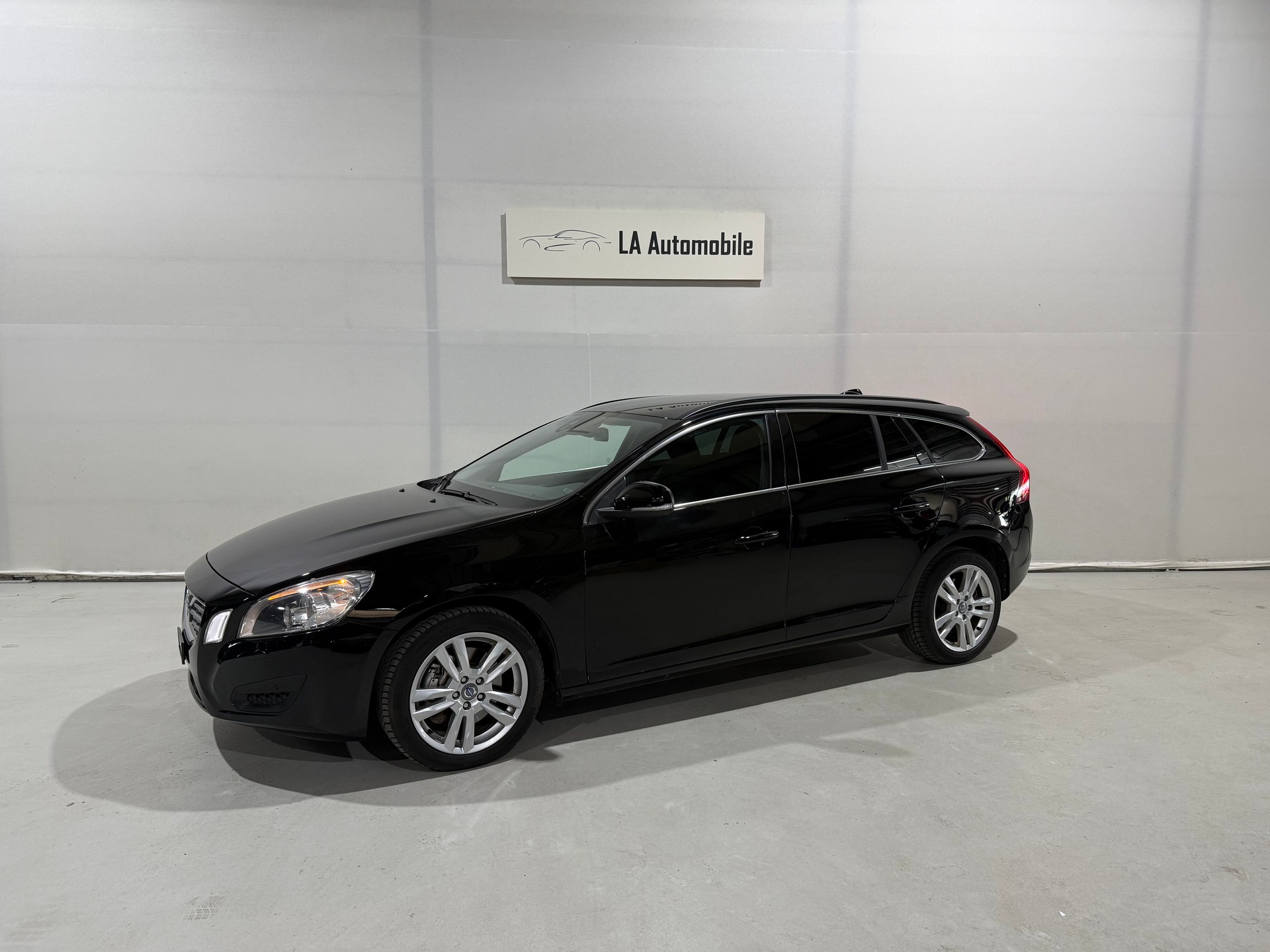 VOLVO V60 T6 AWD Momentum Geartronic-image-1
