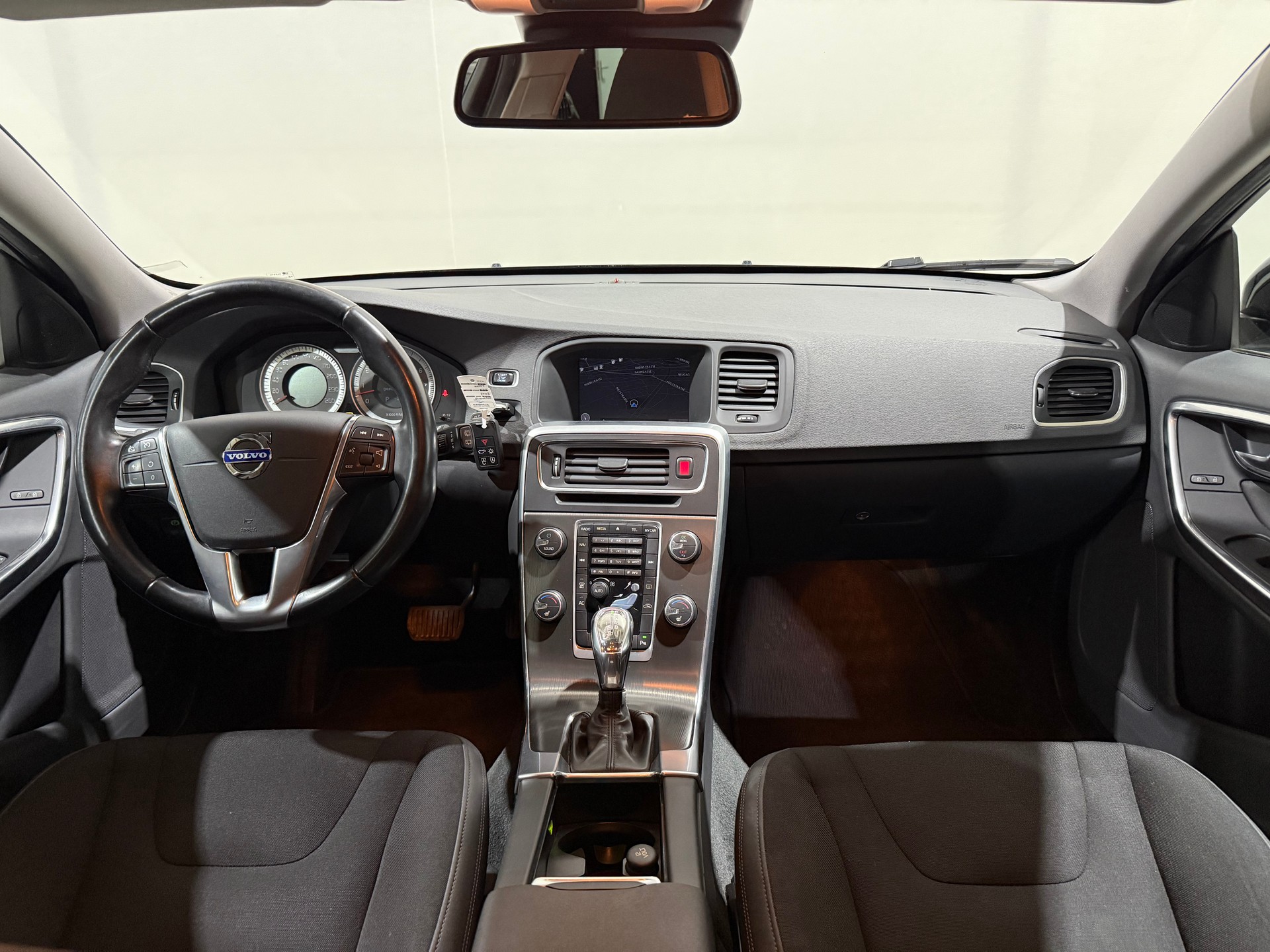 VOLVO V60 T6 AWD Momentum Geartronic-image-11