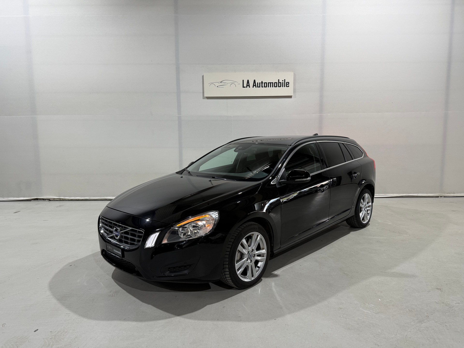 VOLVO V60 T6 AWD Momentum Geartronic-image-0