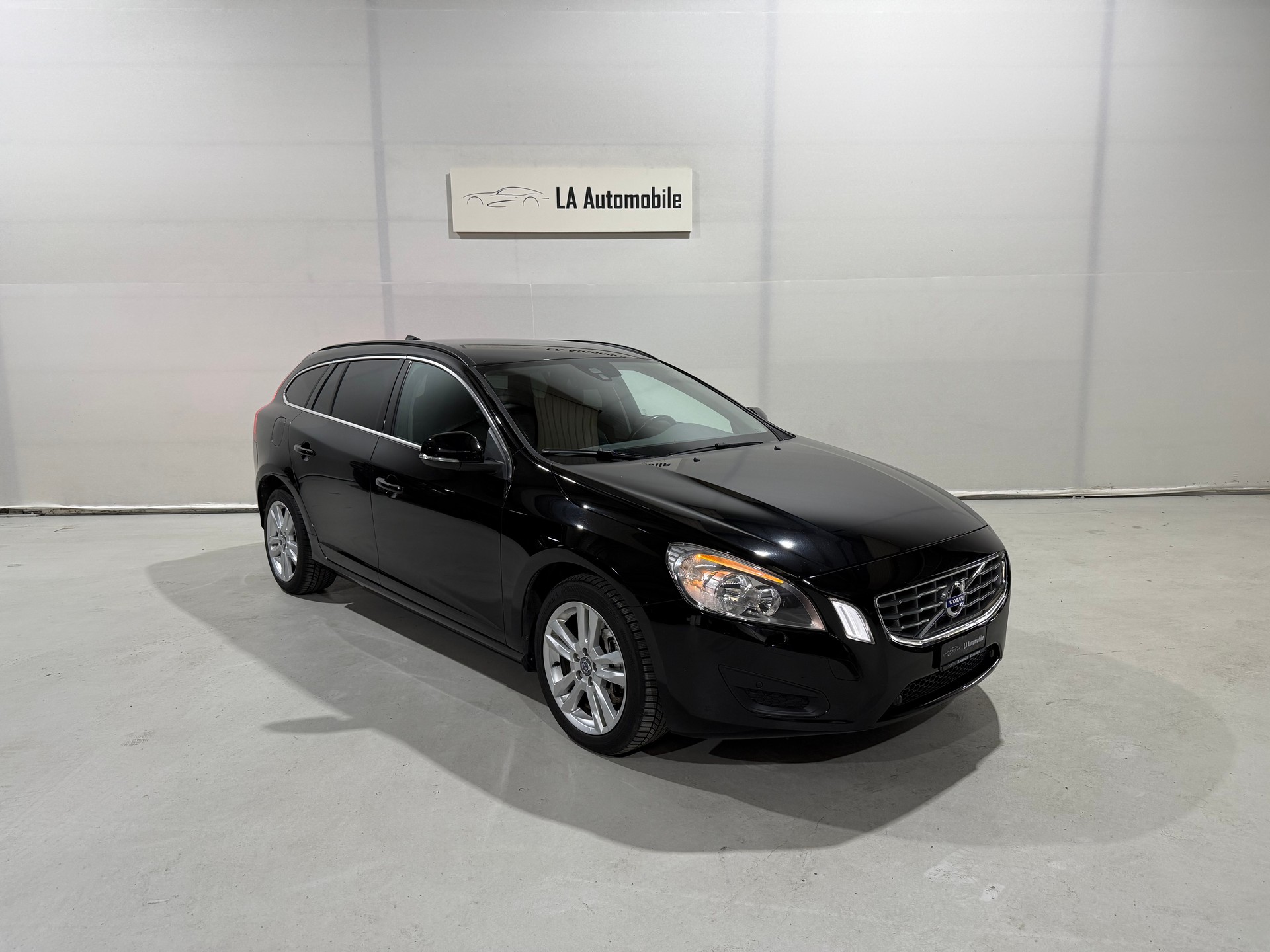 VOLVO V60 T6 AWD Momentum Geartronic-image-4