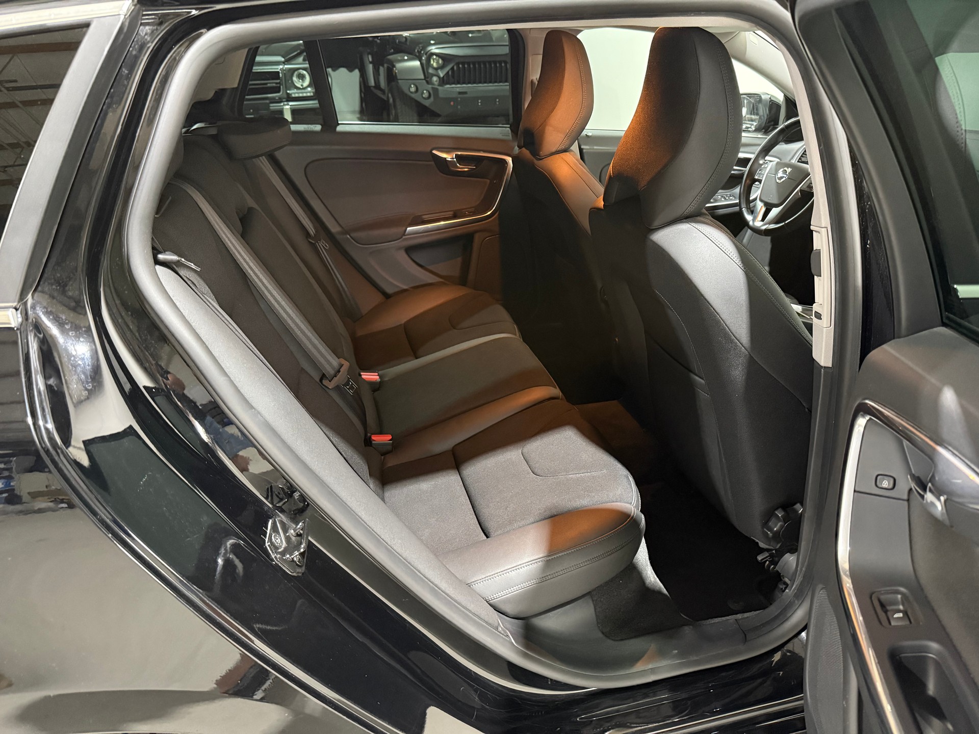 VOLVO V60 T6 AWD Momentum Geartronic-image-14