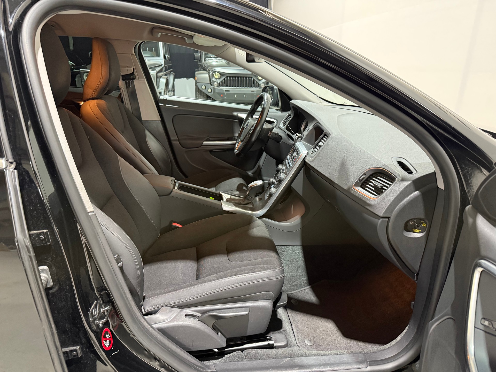 VOLVO V60 T6 AWD Momentum Geartronic-image-13