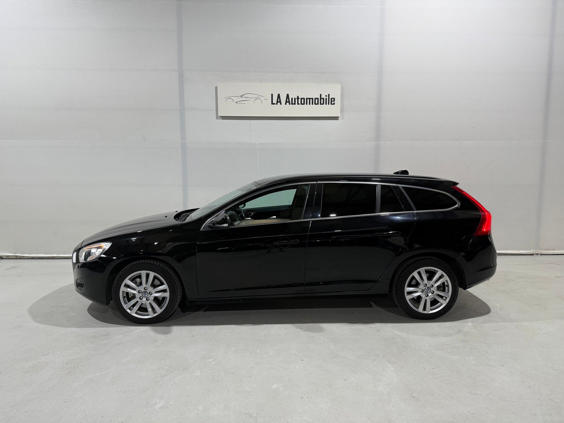 VOLVO V60 T6 AWD Momentum Geartronic-image-2