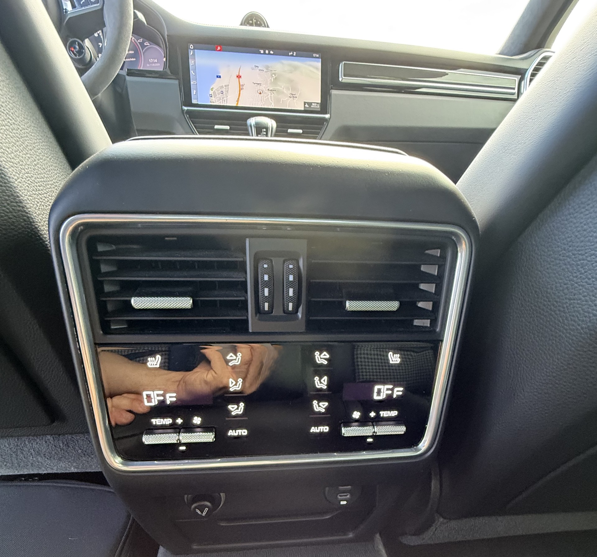 PORSCHE Cayenne Turbo Coupé S E-Hybrid-image-24