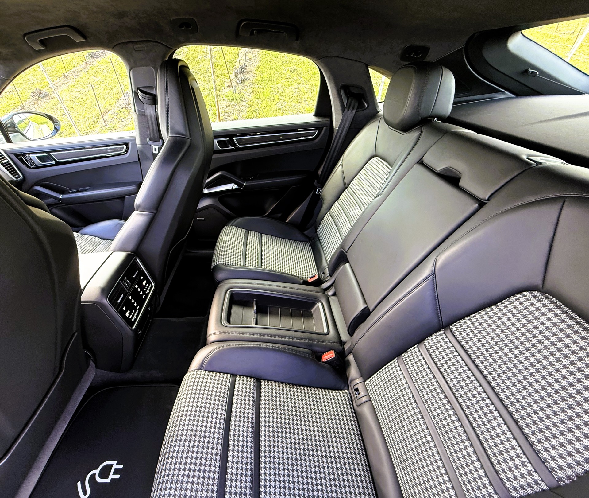 PORSCHE Cayenne Turbo Coupé S E-Hybrid-image-23