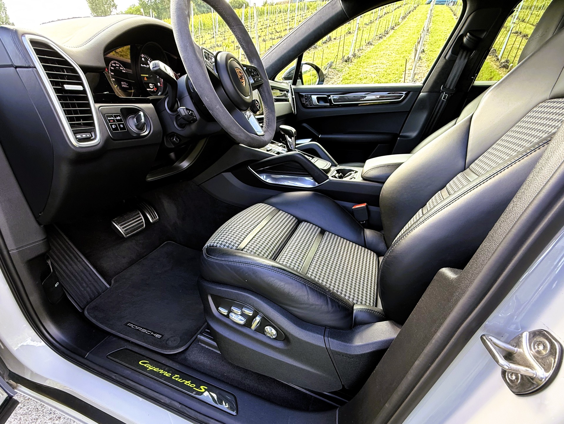 PORSCHE Cayenne Turbo Coupé S E-Hybrid-image-19