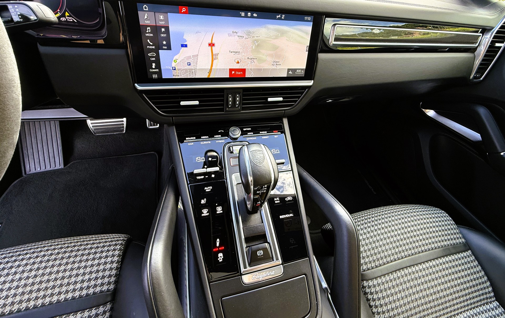 PORSCHE Cayenne Turbo Coupé S E-Hybrid-image-17