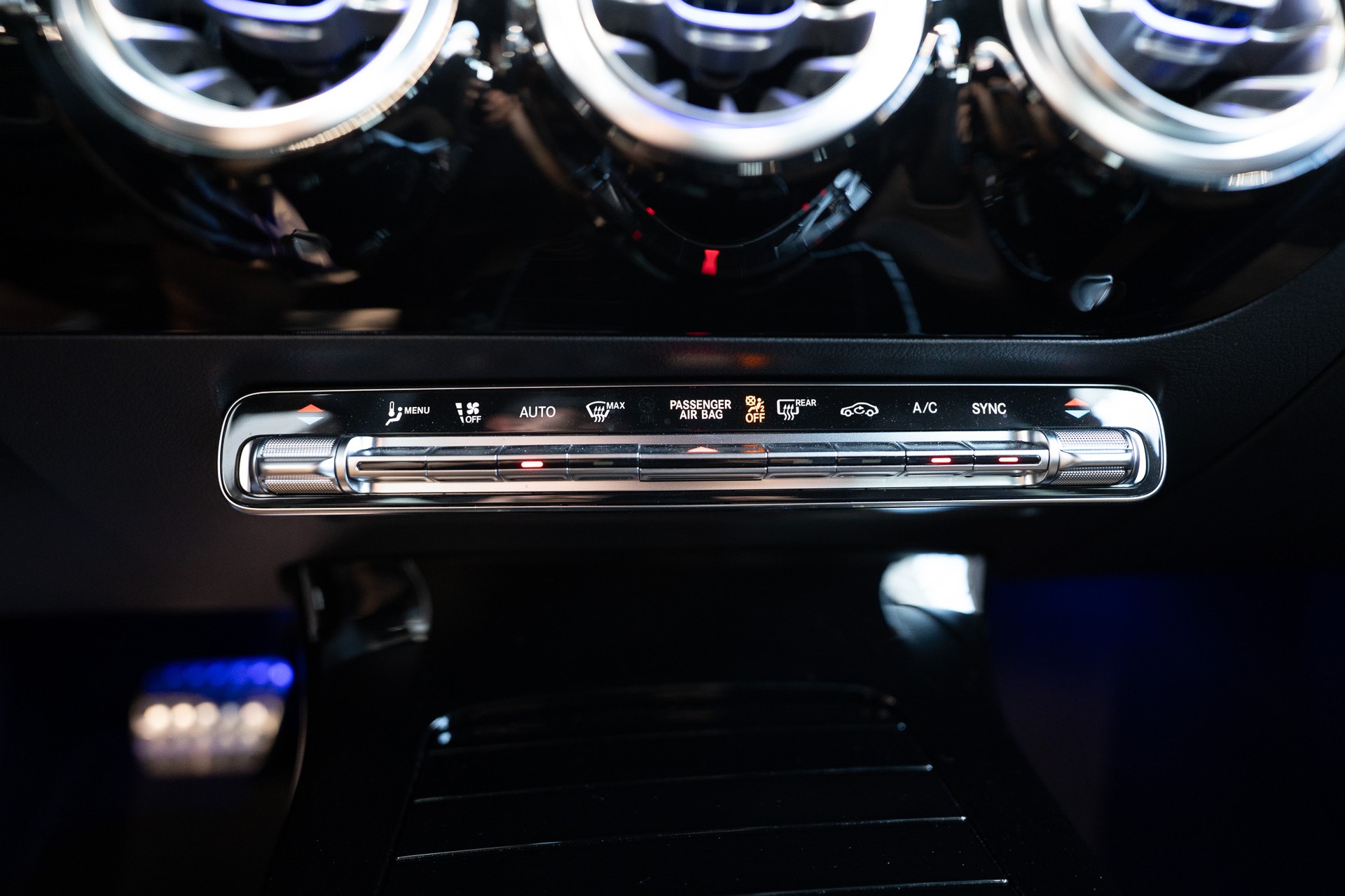 MERCEDES-BENZ CLA 200 AMG Line / Facelift / Rückfahrkamera / Ambientebeleuchtung-image-24