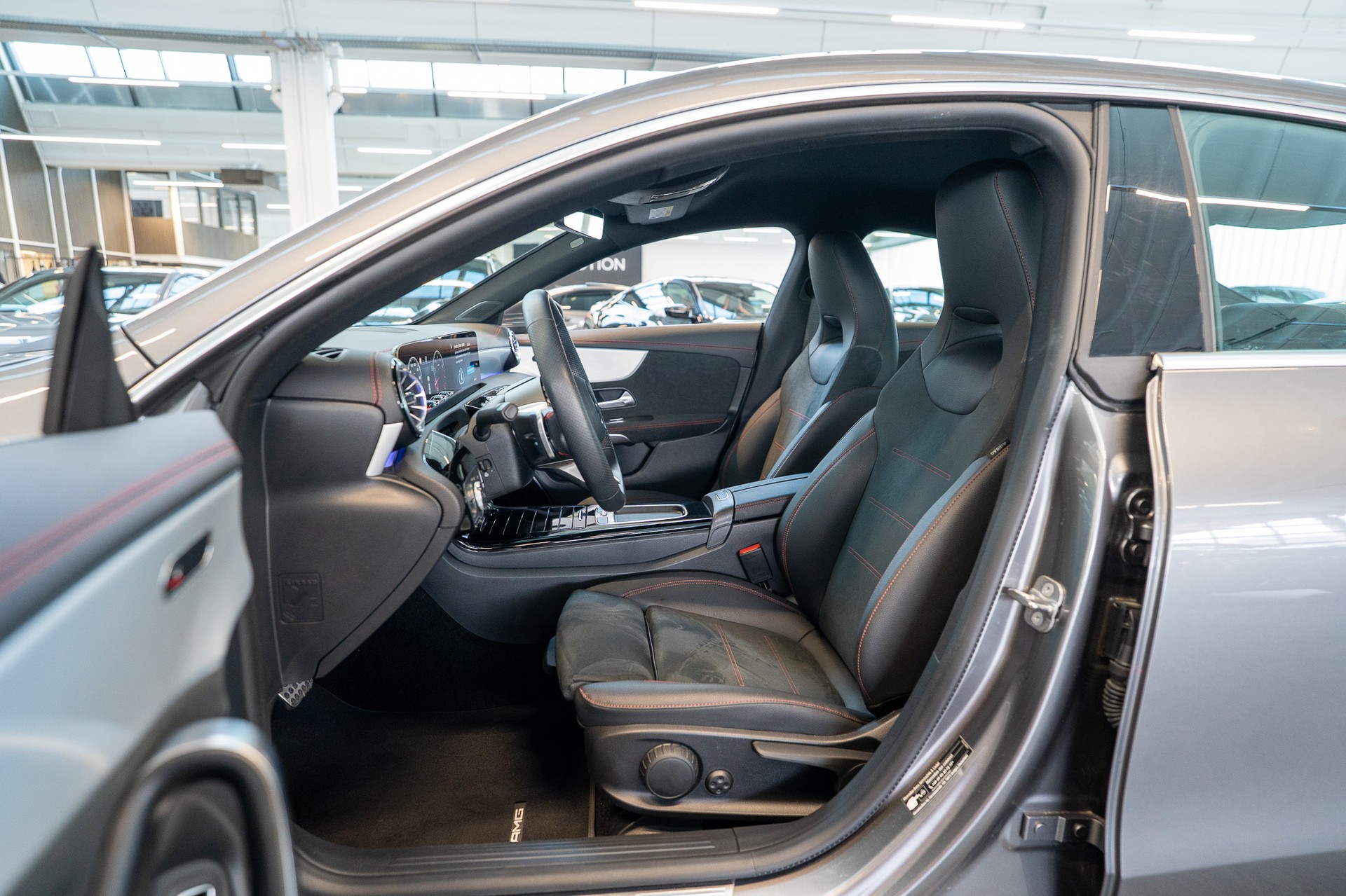 MERCEDES-BENZ CLA 200 AMG Line / Facelift / Rückfahrkamera / Ambientebeleuchtung-image-9