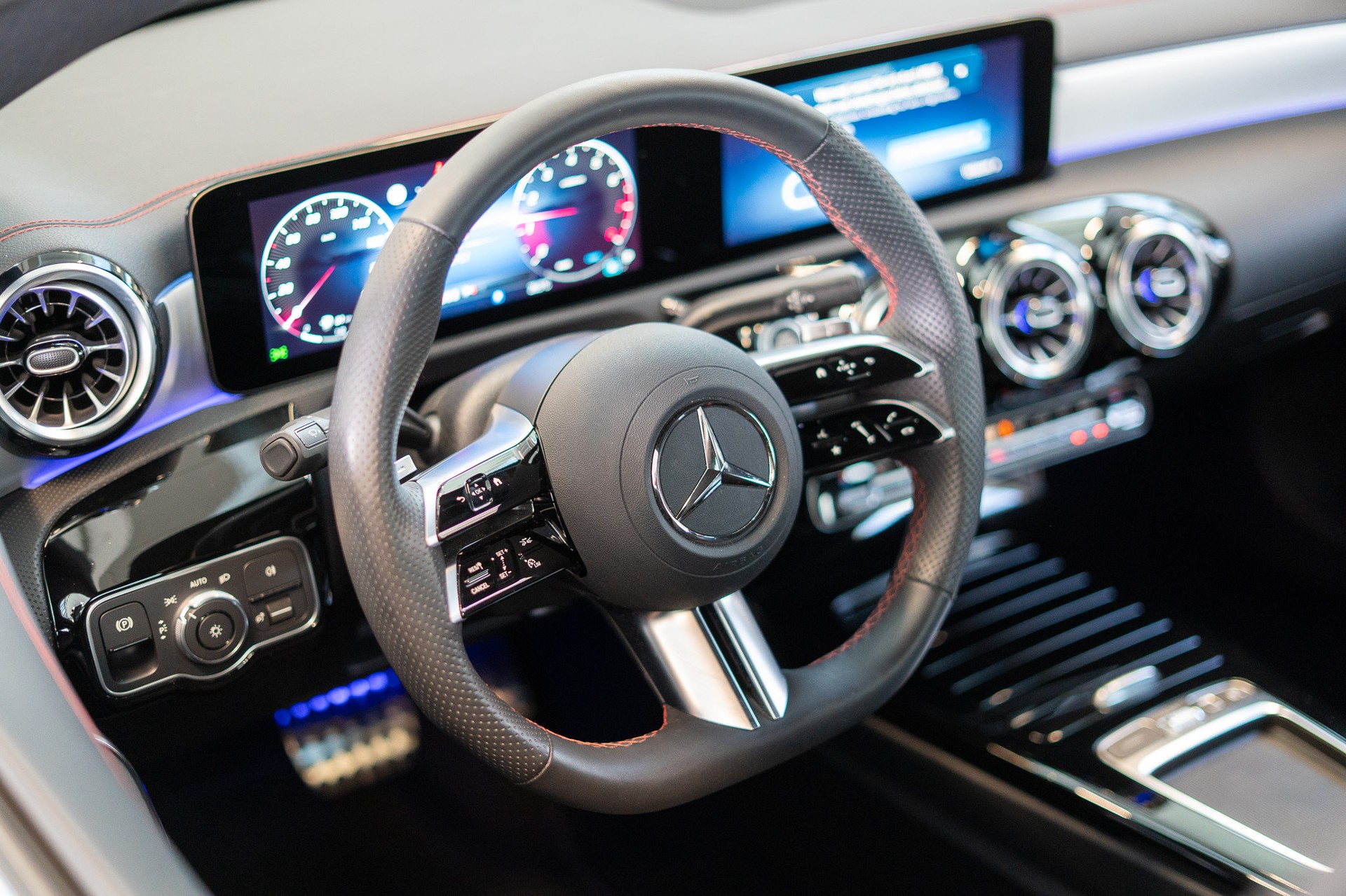 MERCEDES-BENZ CLA 200 AMG Line / Facelift / Rückfahrkamera / Ambientebeleuchtung-image-11