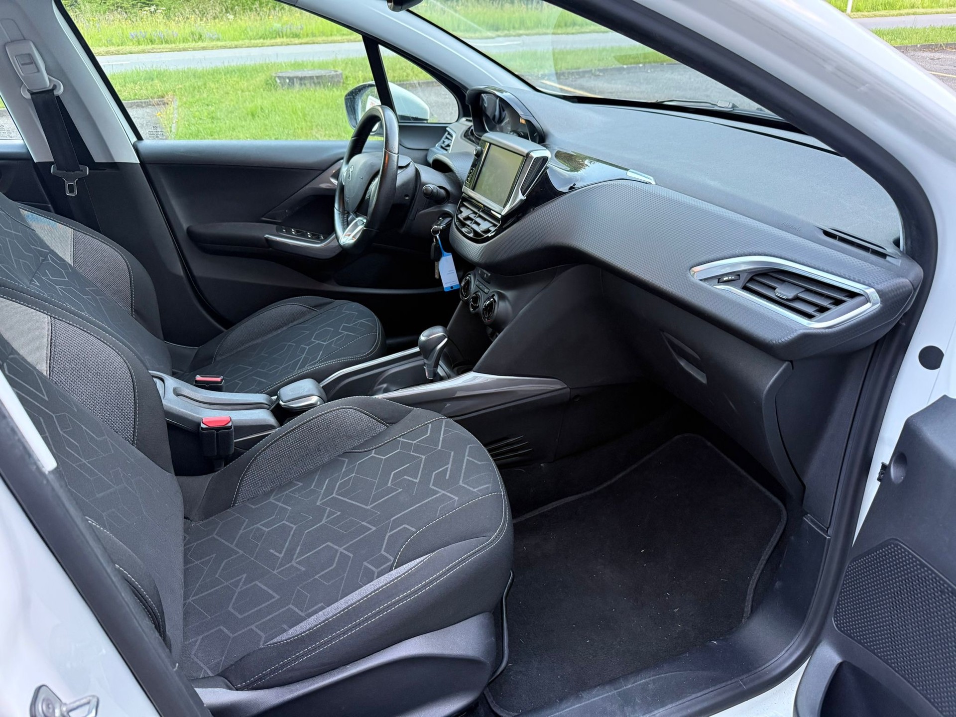 PEUGEOT 2008. 1.2 PureTech 110 Style S/S-image-5