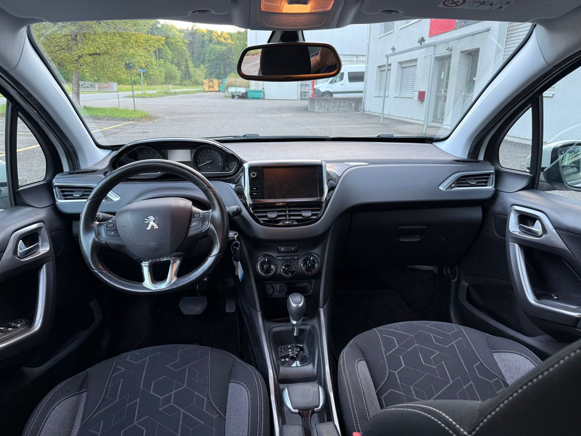 PEUGEOT 2008. 1.2 PureTech 110 Style S/S-image-4
