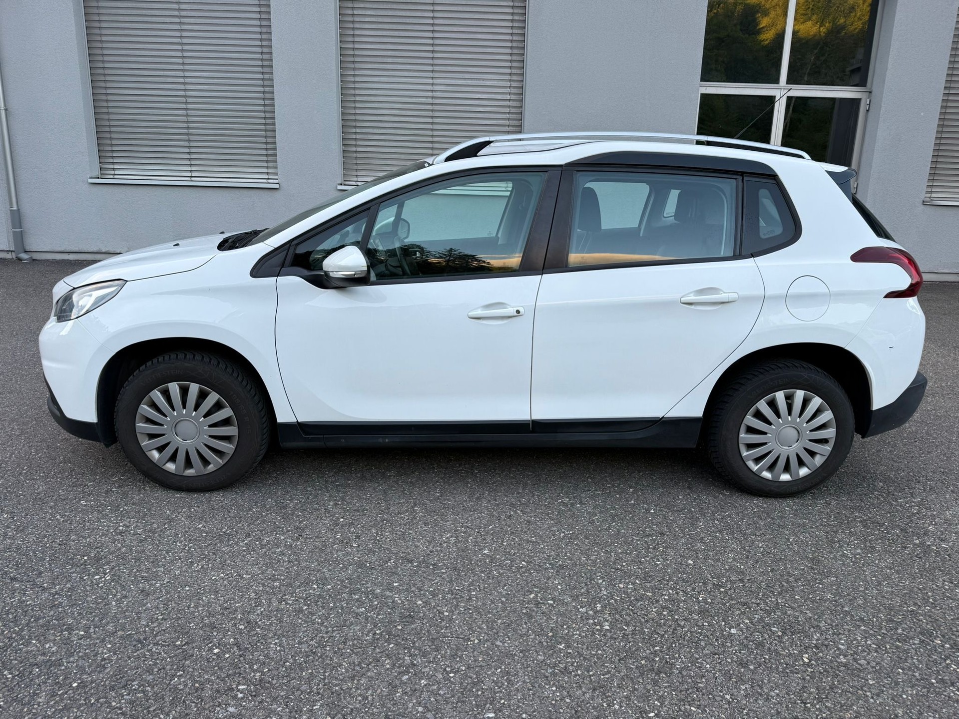 PEUGEOT 2008. 1.2 PureTech 110 Style S/S-image-3