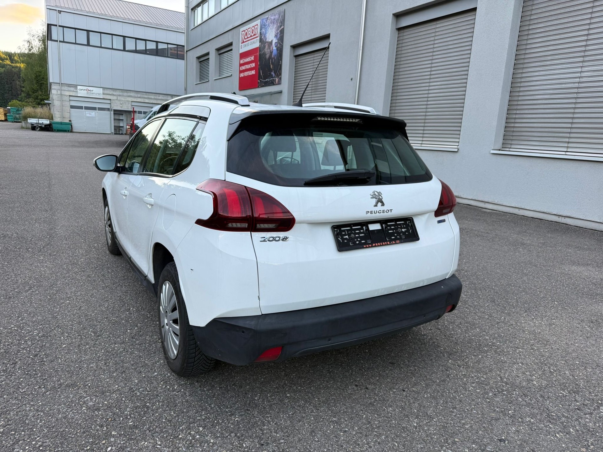 PEUGEOT 2008. 1.2 PureTech 110 Style S/S-image-1