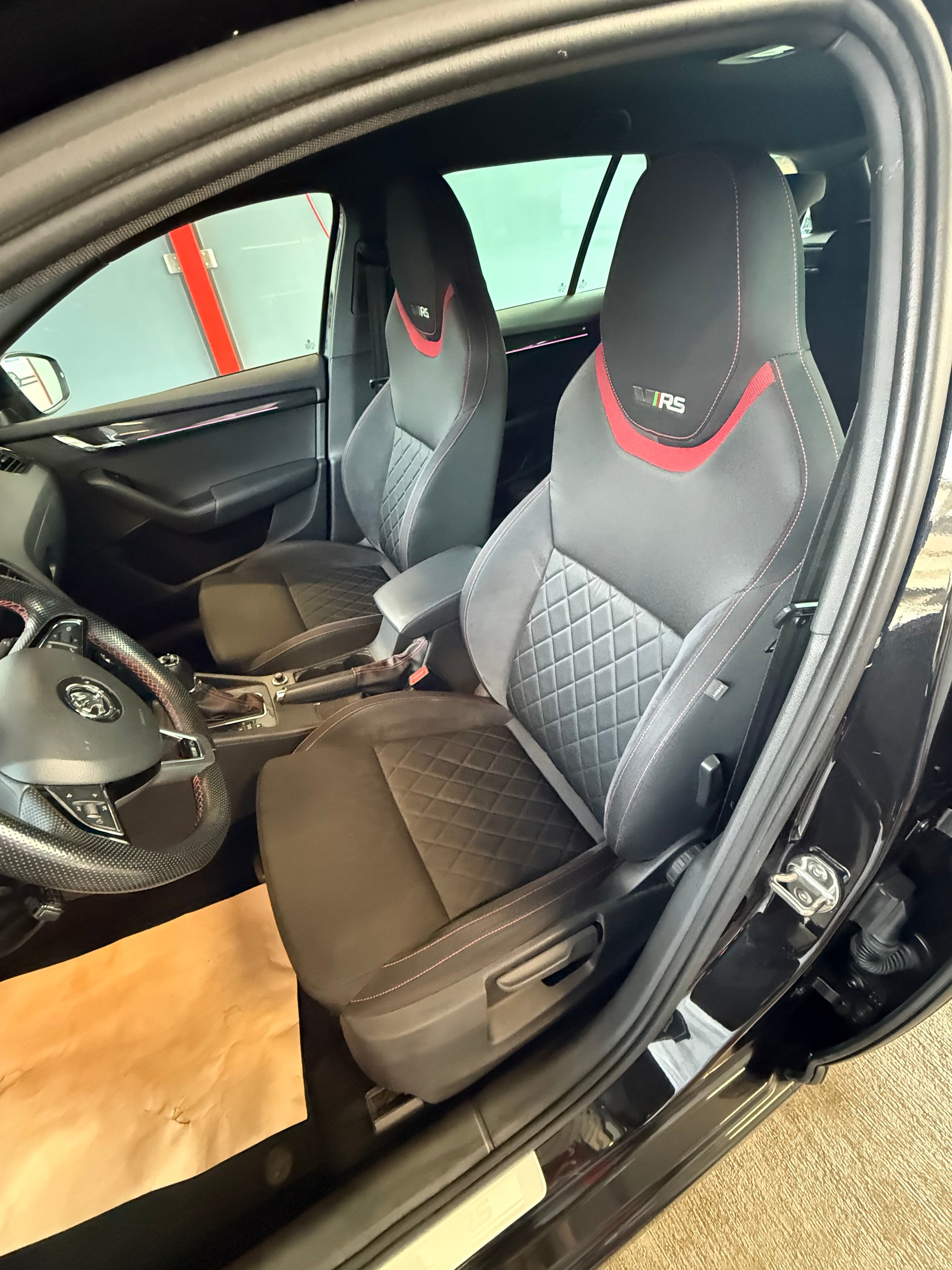SKODA Octavia Combi 2.0 TDI RS 4x4 DSG-image-7