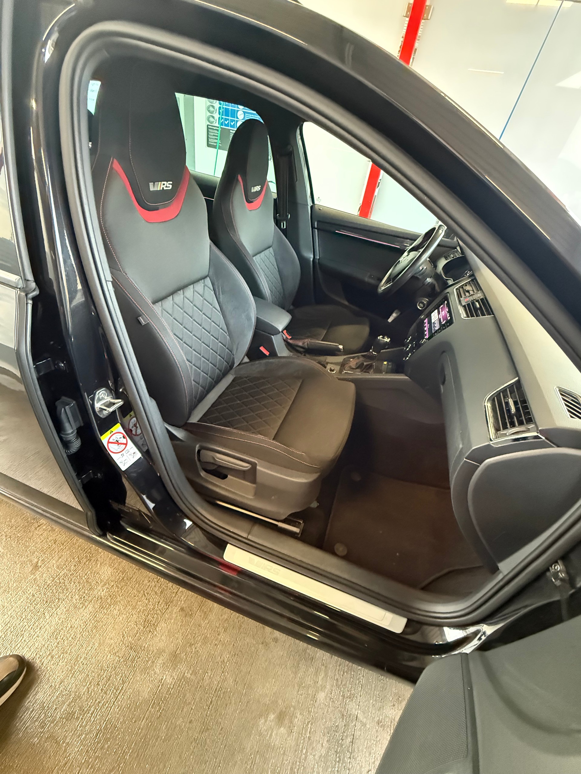 SKODA Octavia Combi 2.0 TDI RS 4x4 DSG-image-15