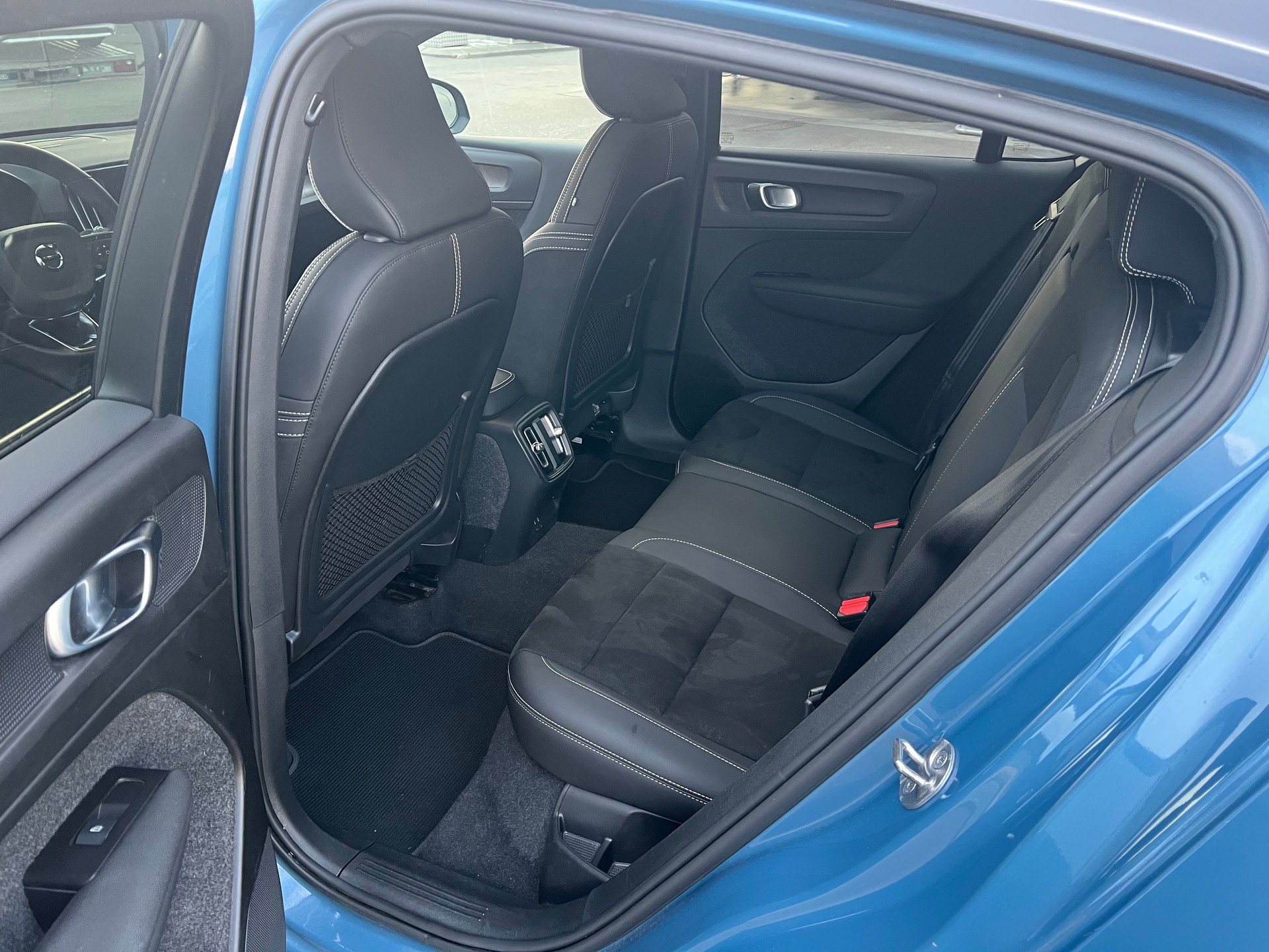 VOLVO C40 Recharge P8 Twin AWD Pure Electric Ultimate-image-5