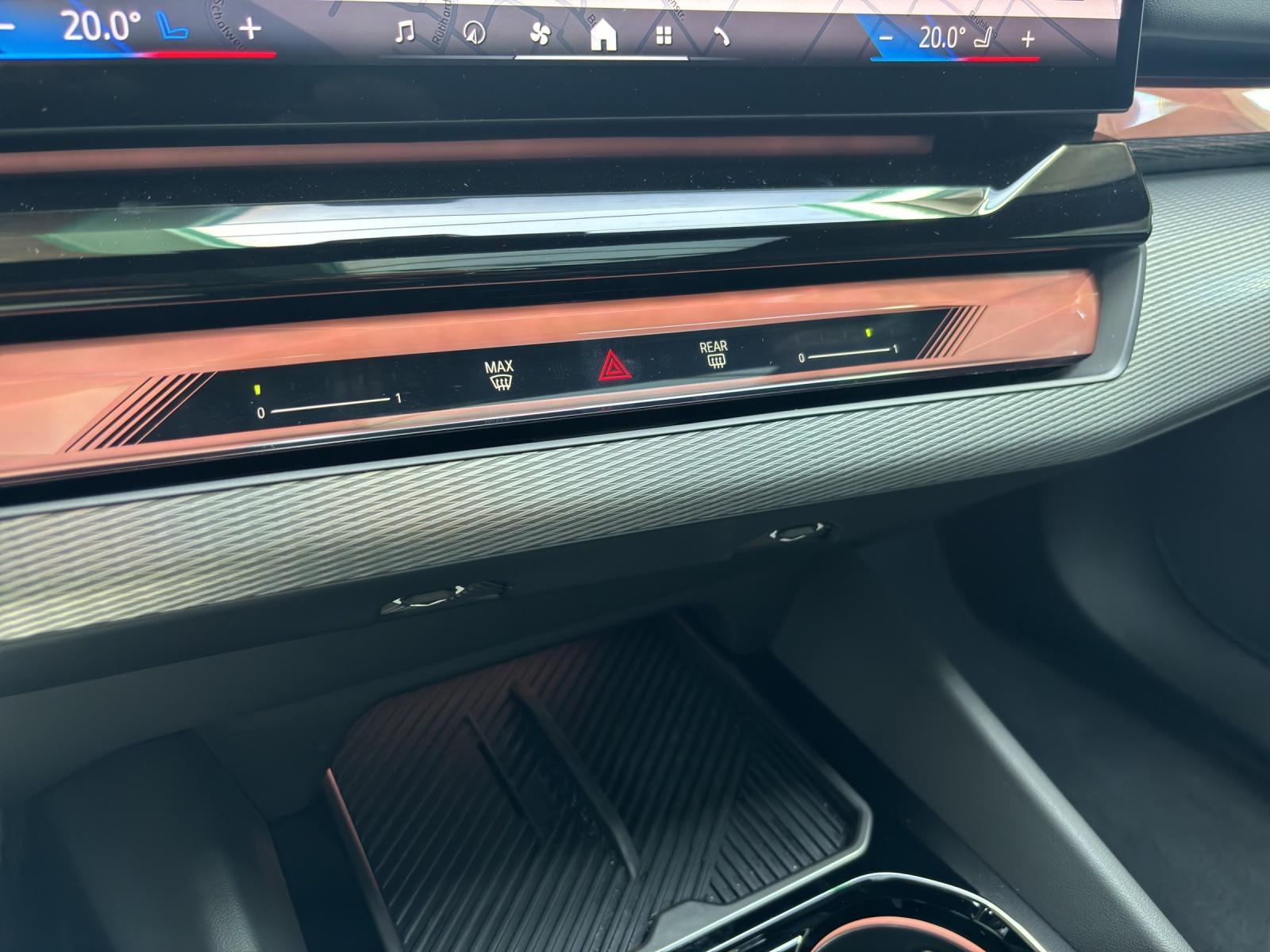 BMW 520d xDrive Touring-image-14