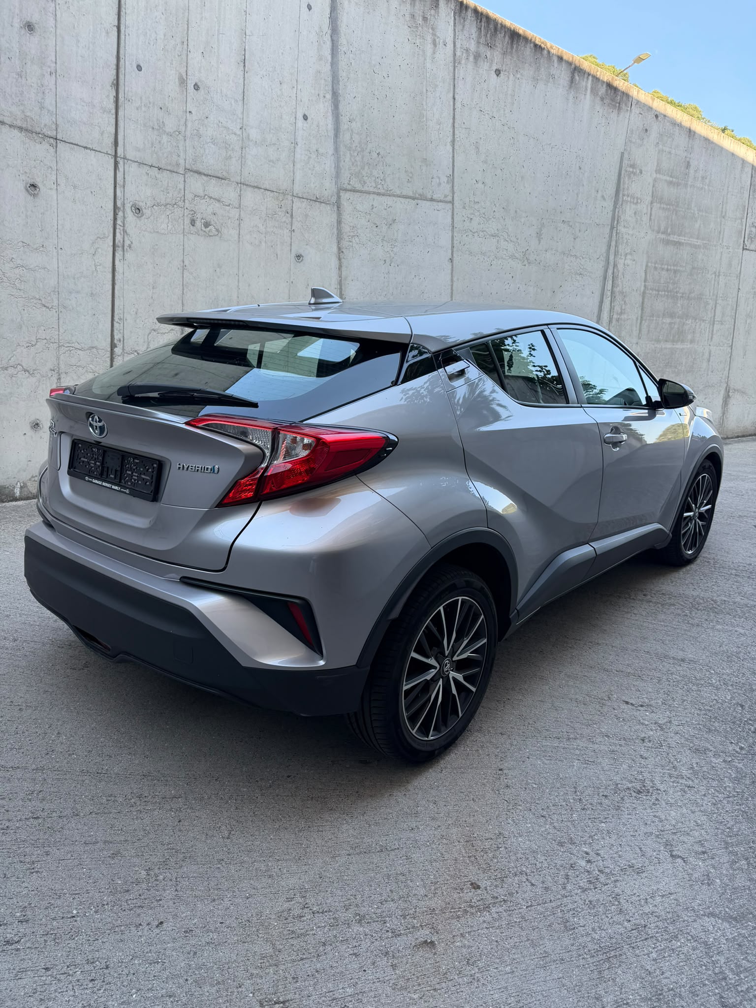 TOYOTA C-HR 1.8 HSD Comfort CVT-image-1