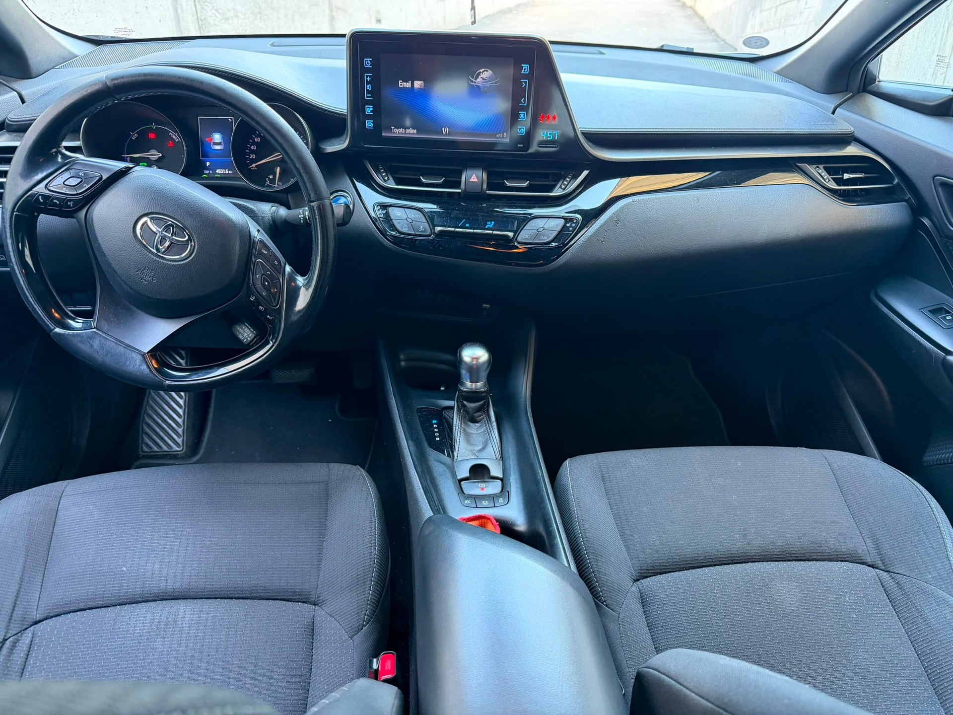 TOYOTA C-HR 1.8 HSD Comfort CVT-image-3