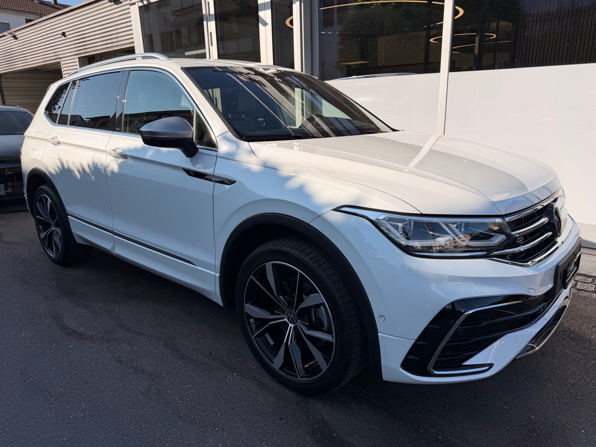 VW Tiguan Allspace R-LINE 4MOTION *** PANORAMAGLASDACH & 360 GRAD KAMERA ***-showroom-element-2