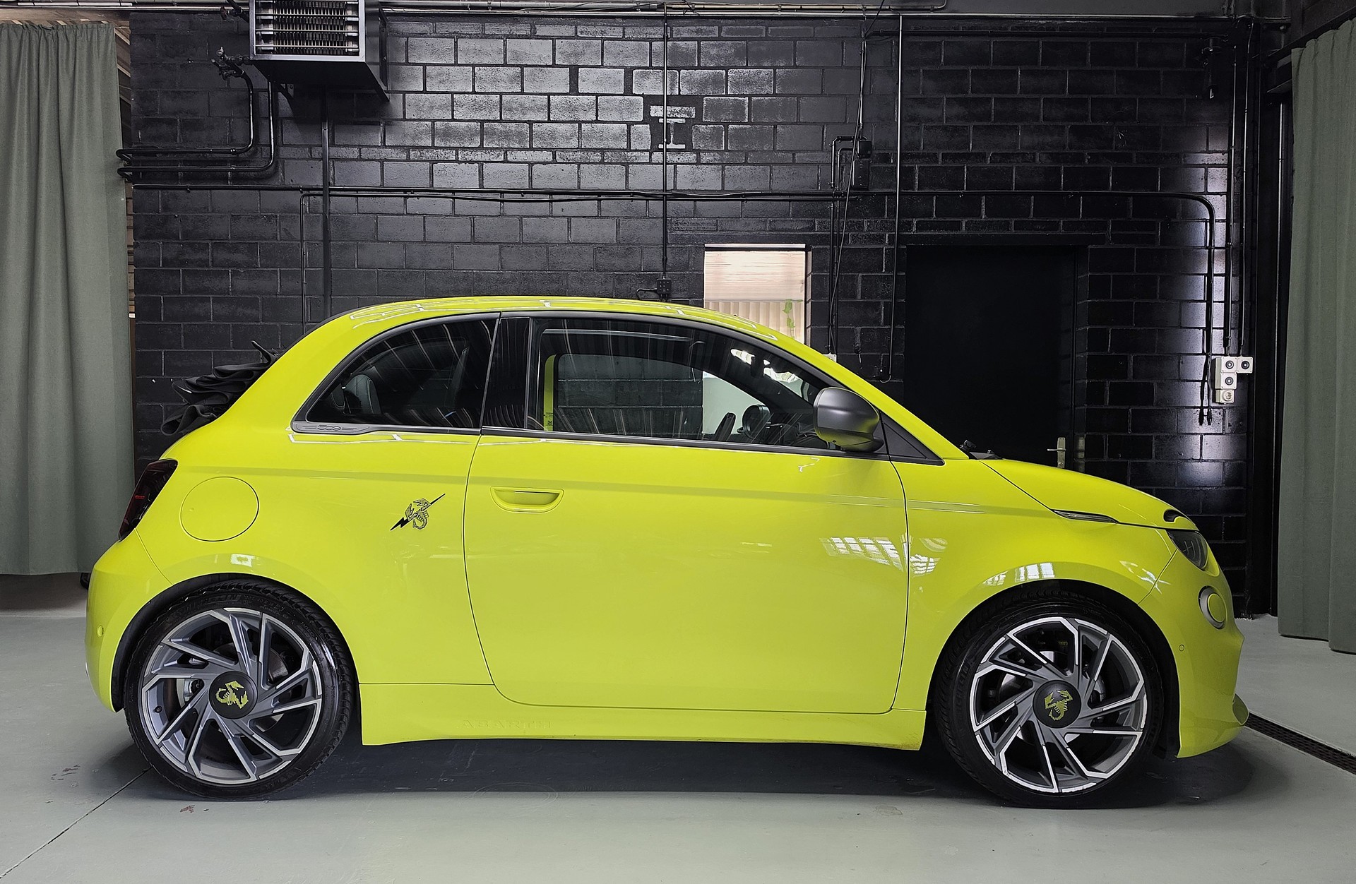 FIAT 500e Abarth Cabrio Scorpionissima-image-2