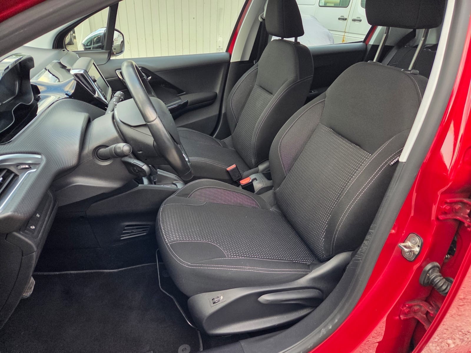 PEUGEOT 208 1.2 PureTech Allure EAT6-image-11
