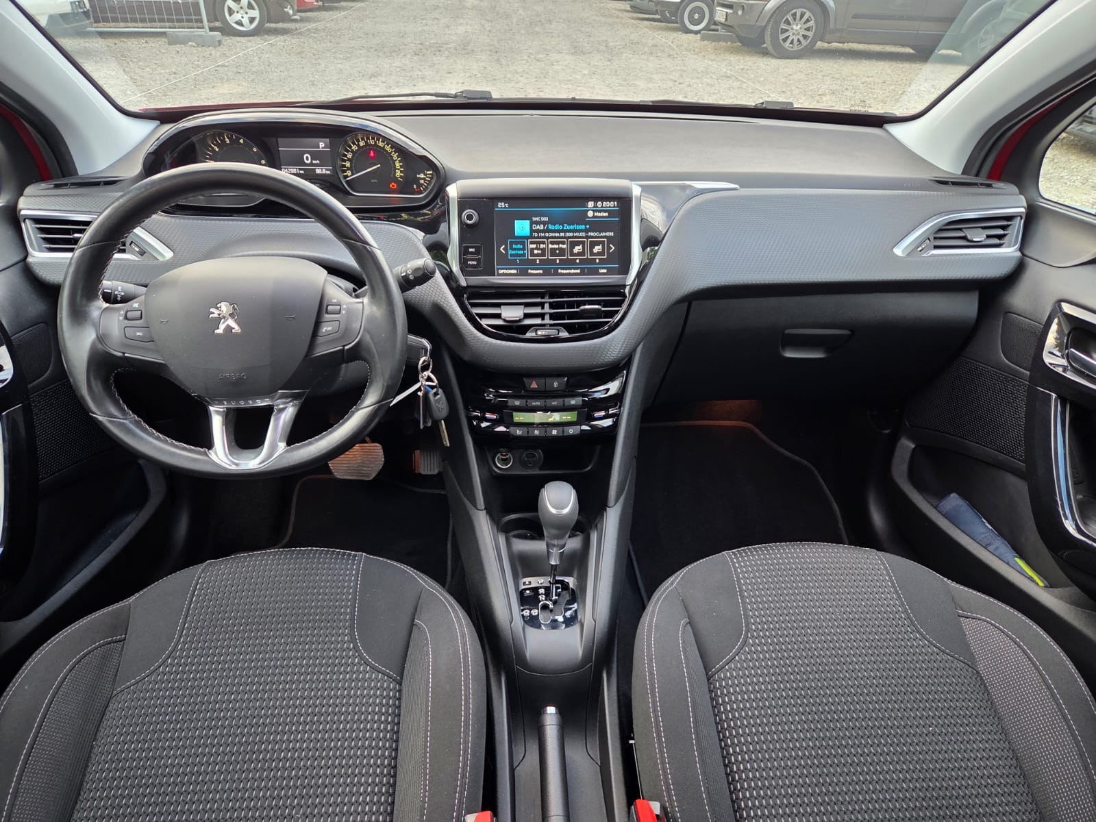 PEUGEOT 208 1.2 PureTech Allure EAT6-image-12