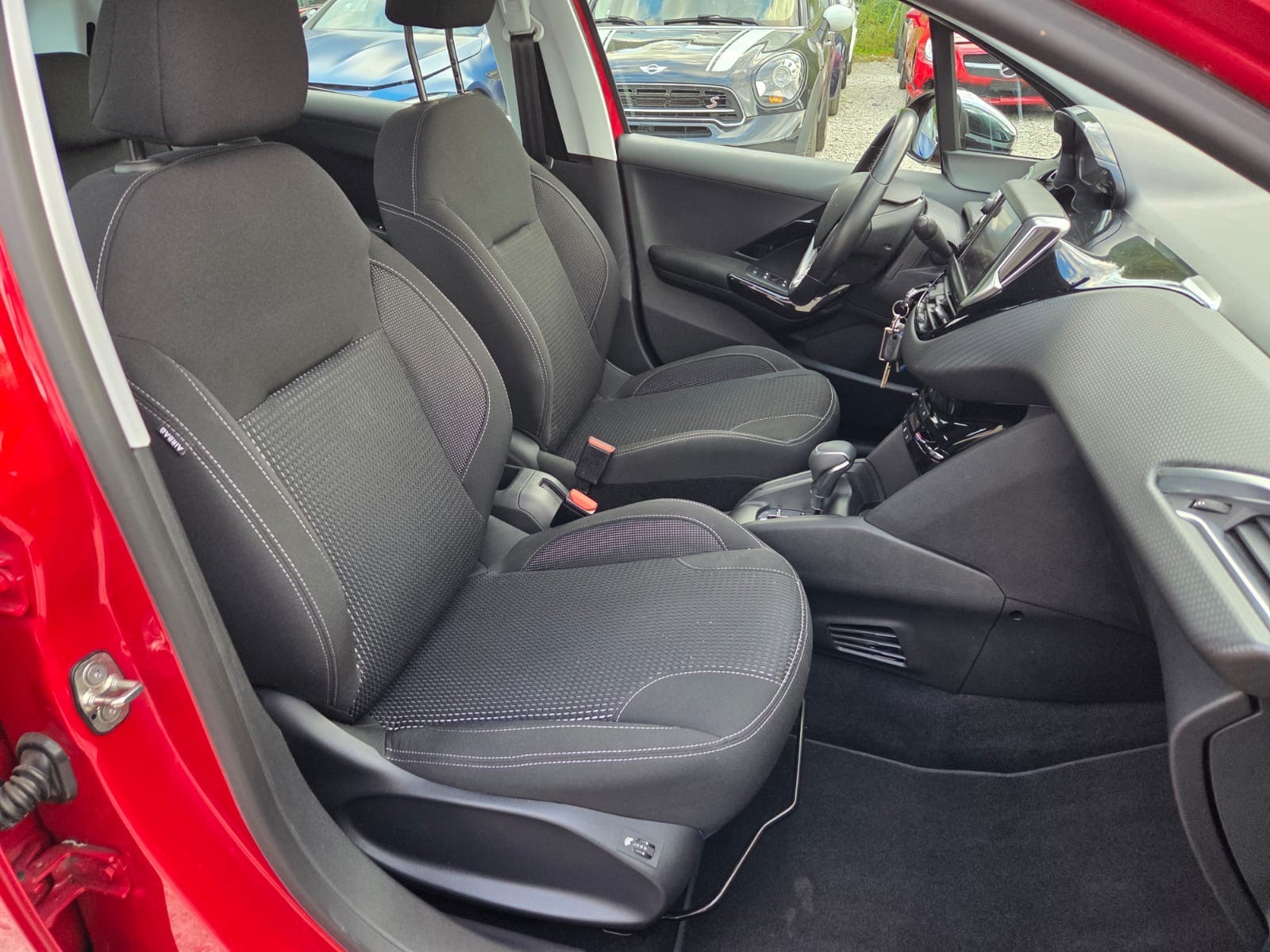 PEUGEOT 208 1.2 PureTech Allure EAT6-image-13