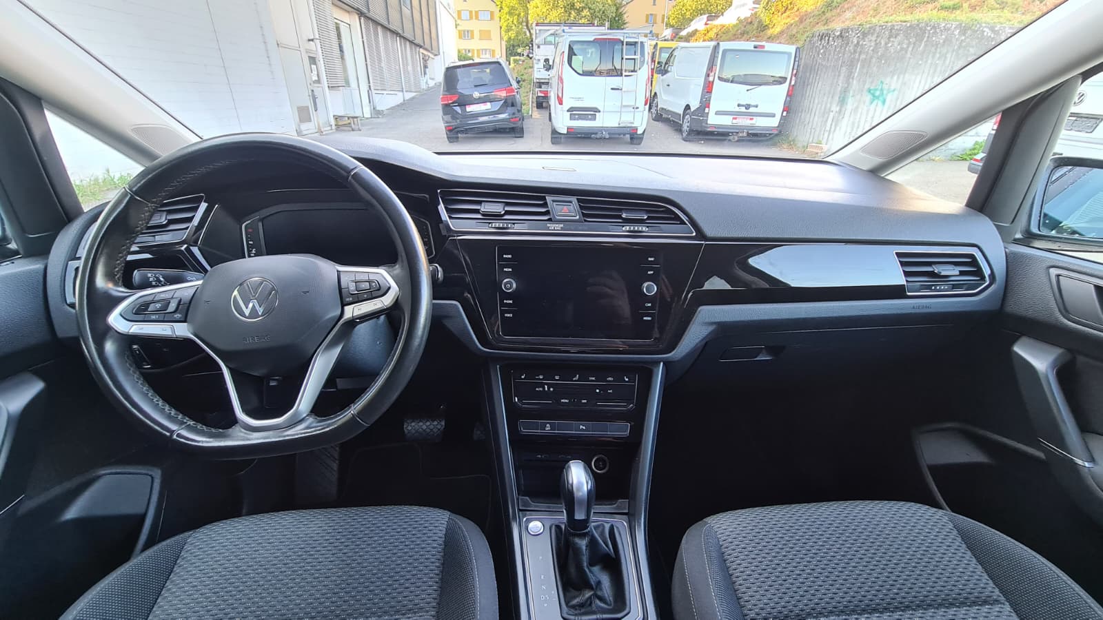 VW Touran 1.5 TSI EVO Comfortline DSG ** 7-Plätzer ** GR.Navi ** RF-Kamera ** Winter Paket ** Family Paket Plus **-image-13