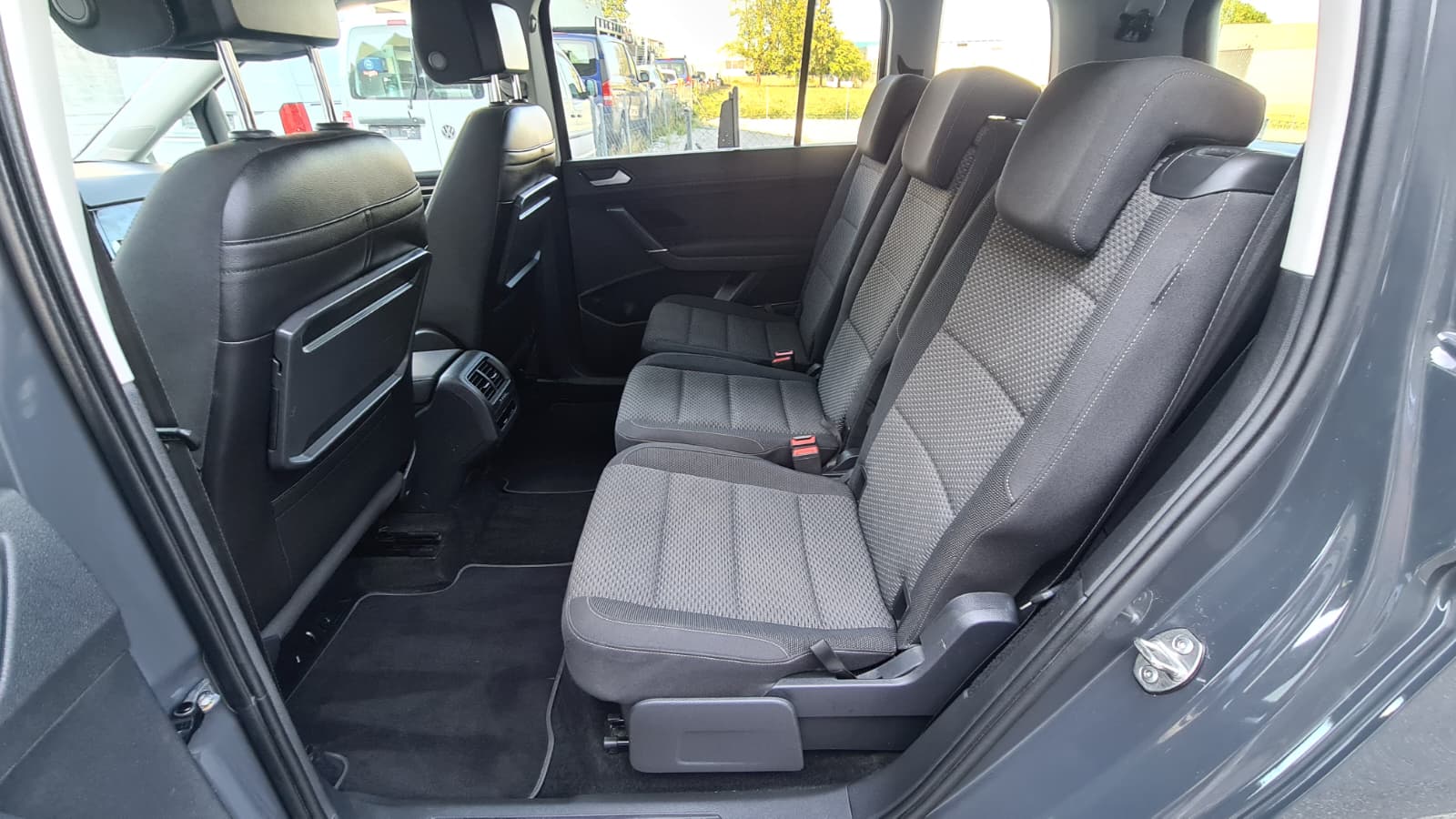 VW Touran 1.5 TSI EVO Comfortline DSG ** 7-Plätzer ** GR.Navi ** RF-Kamera ** Winter Paket ** Family Paket Plus **-image-17