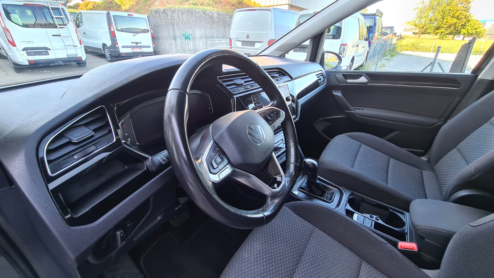 VW Touran 1.5 TSI EVO Comfortline DSG ** 7-Plätzer ** GR.Navi ** RF-Kamera ** Winter Paket ** Family Paket Plus **-image-14