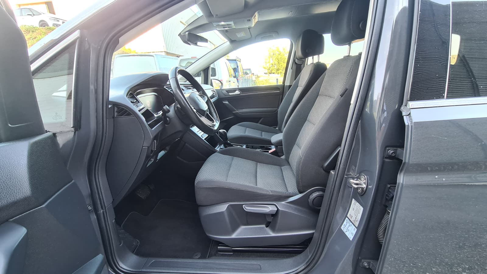 VW Touran 1.5 TSI EVO Comfortline DSG ** 7-Plätzer ** GR.Navi ** RF-Kamera ** Winter Paket ** Family Paket Plus **-image-15