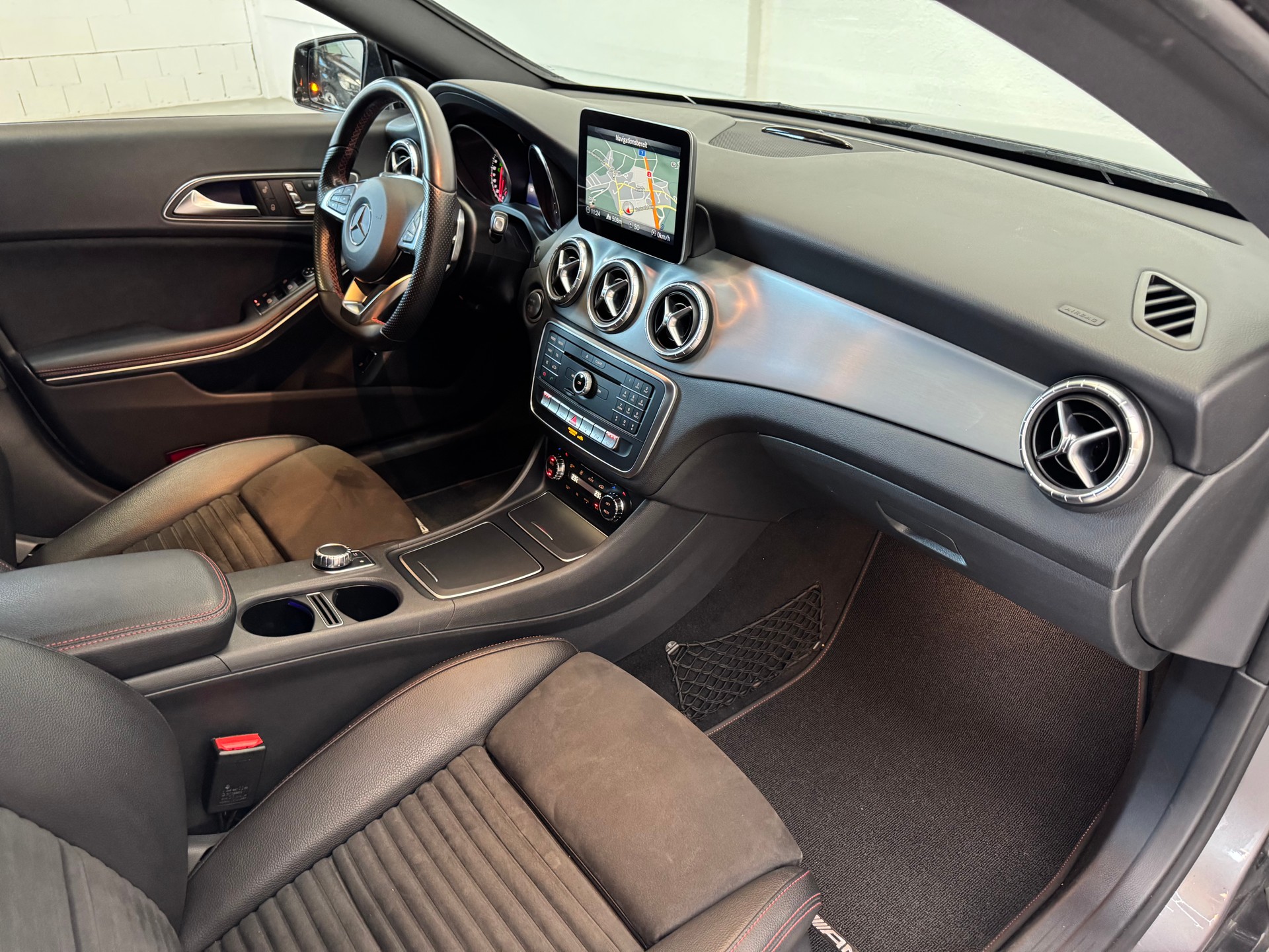 MERCEDES-BENZ CLA Shooting Brake 250 AMG Line 4Matic 7G-DCT-image-11