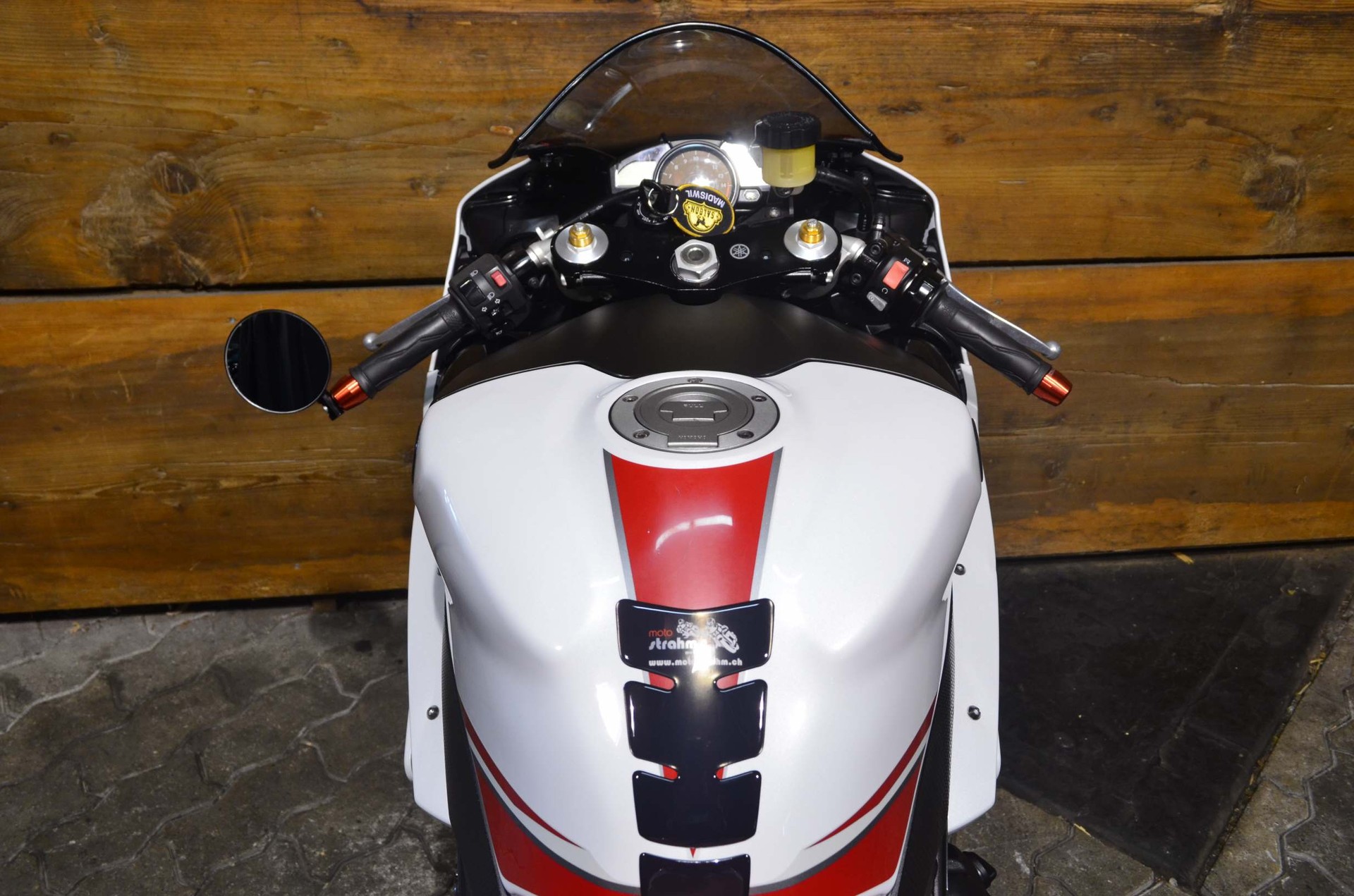 YAMAHA YZF-R1-showroom-element-2