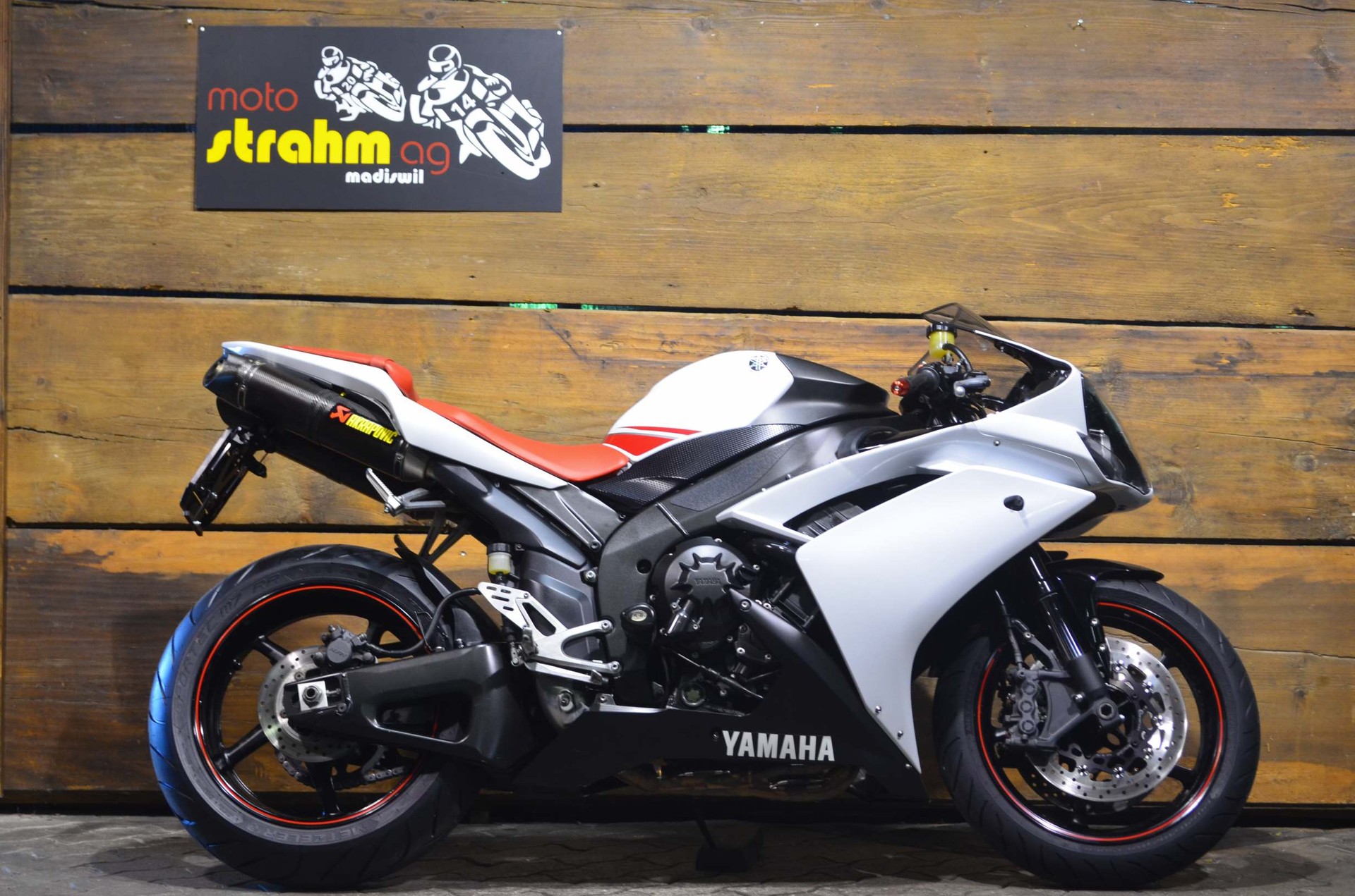 YAMAHA YZF-R1-showroom-element-1