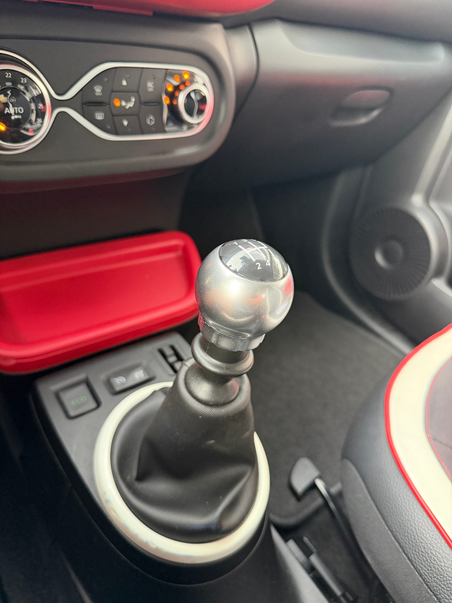 RENAULT Twingo 0.9 TCe 90 Intens-image-10