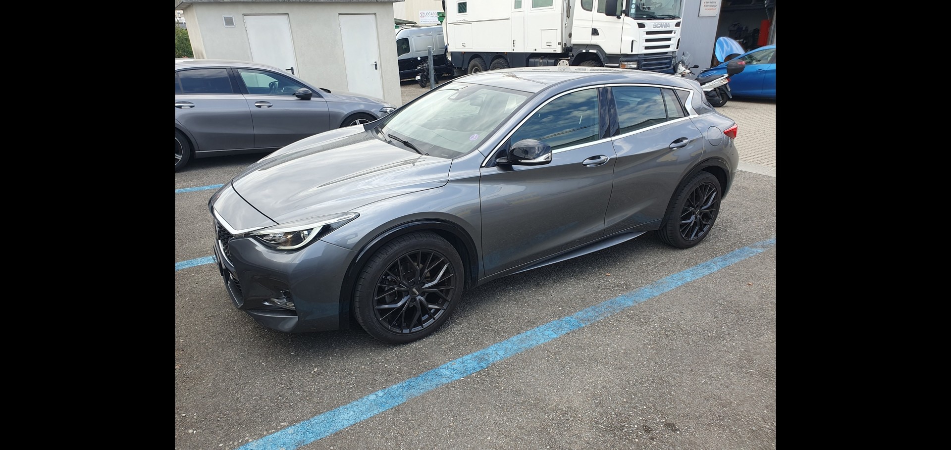 INFINITI Q30-image-0