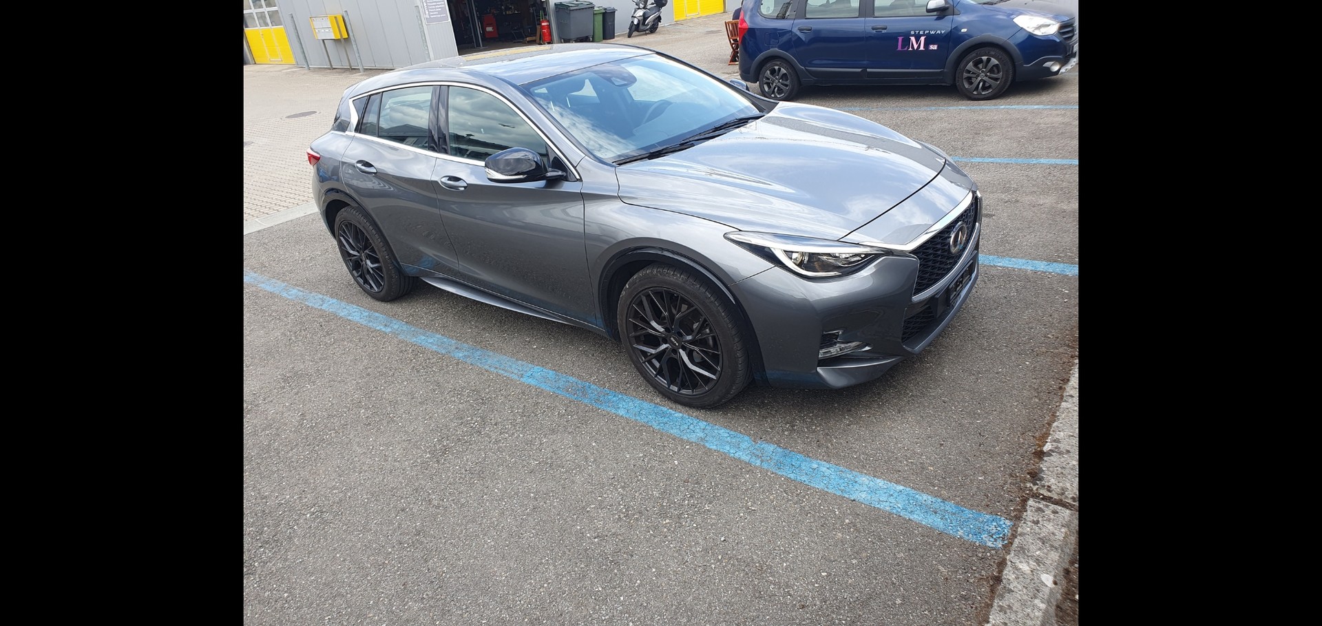 INFINITI Q30-image-2